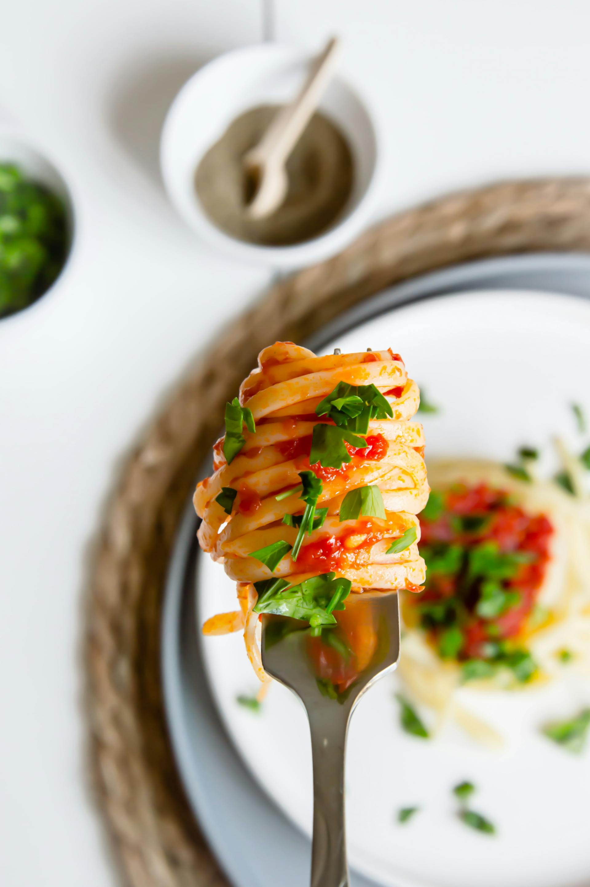 Eine Gabel mit Essen in der Luft | Quelle: Pexels