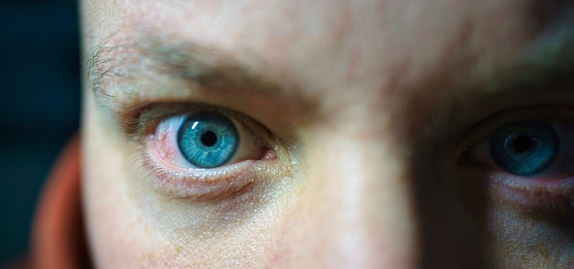 Ein Mann, der schockiert starrt | Quelle: Unsplash