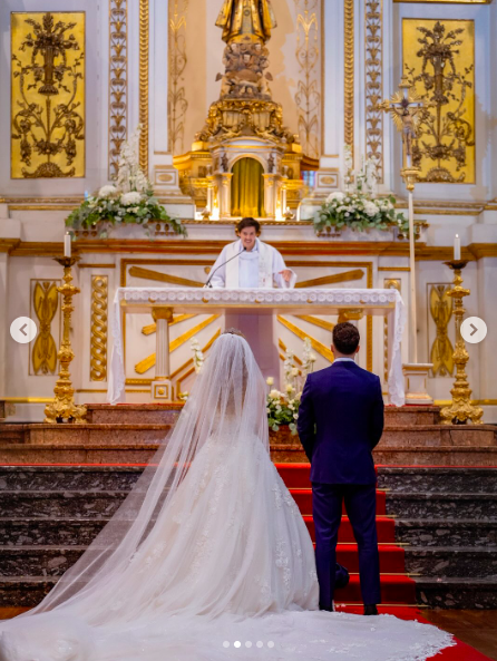 Rute Cardoso und Diogo Jota stehen vor einem Priester. | Quelle: Instagram/rutecfcardoso14