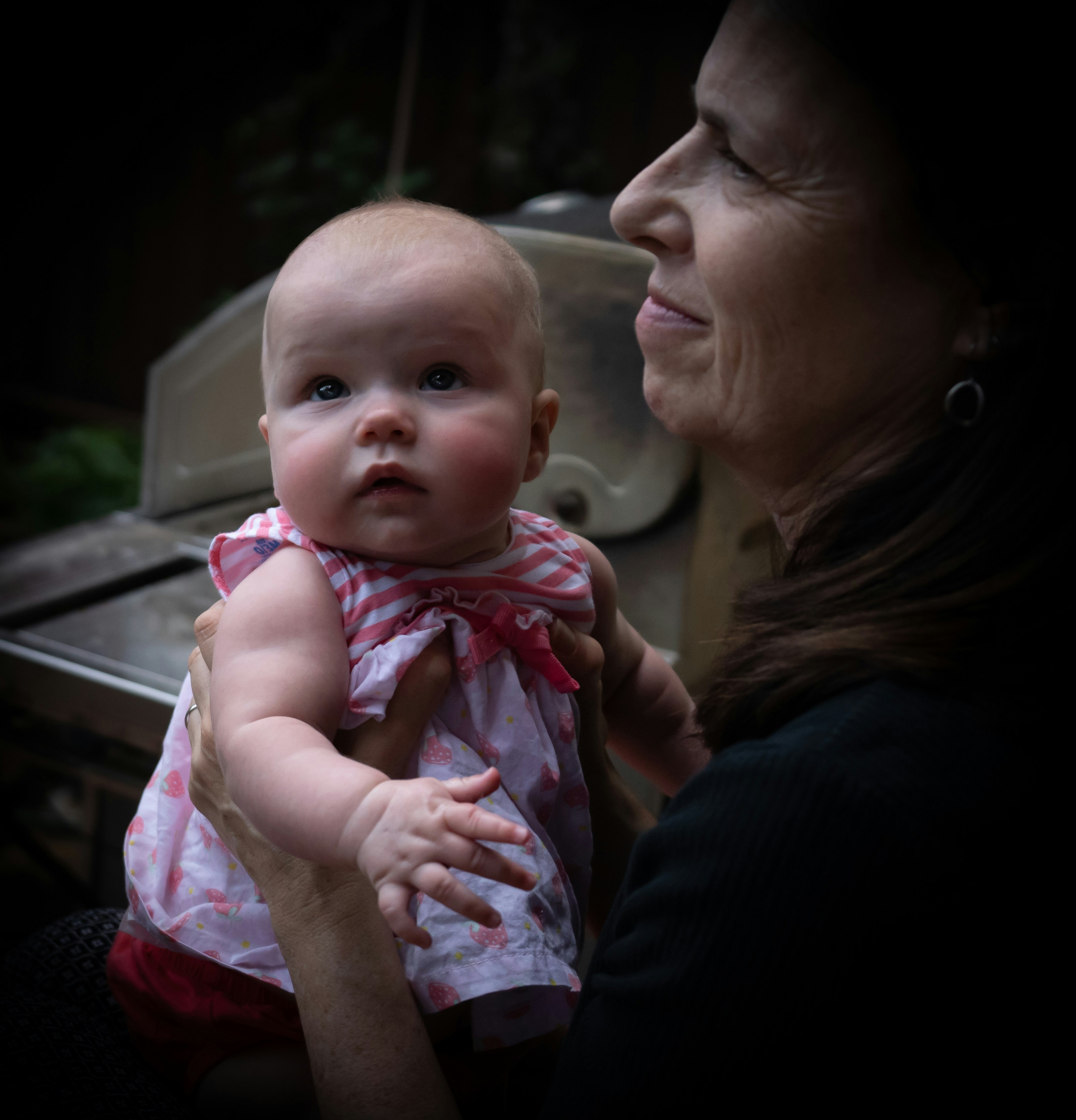 Frau hält ein Baby | Quelle: Pexels