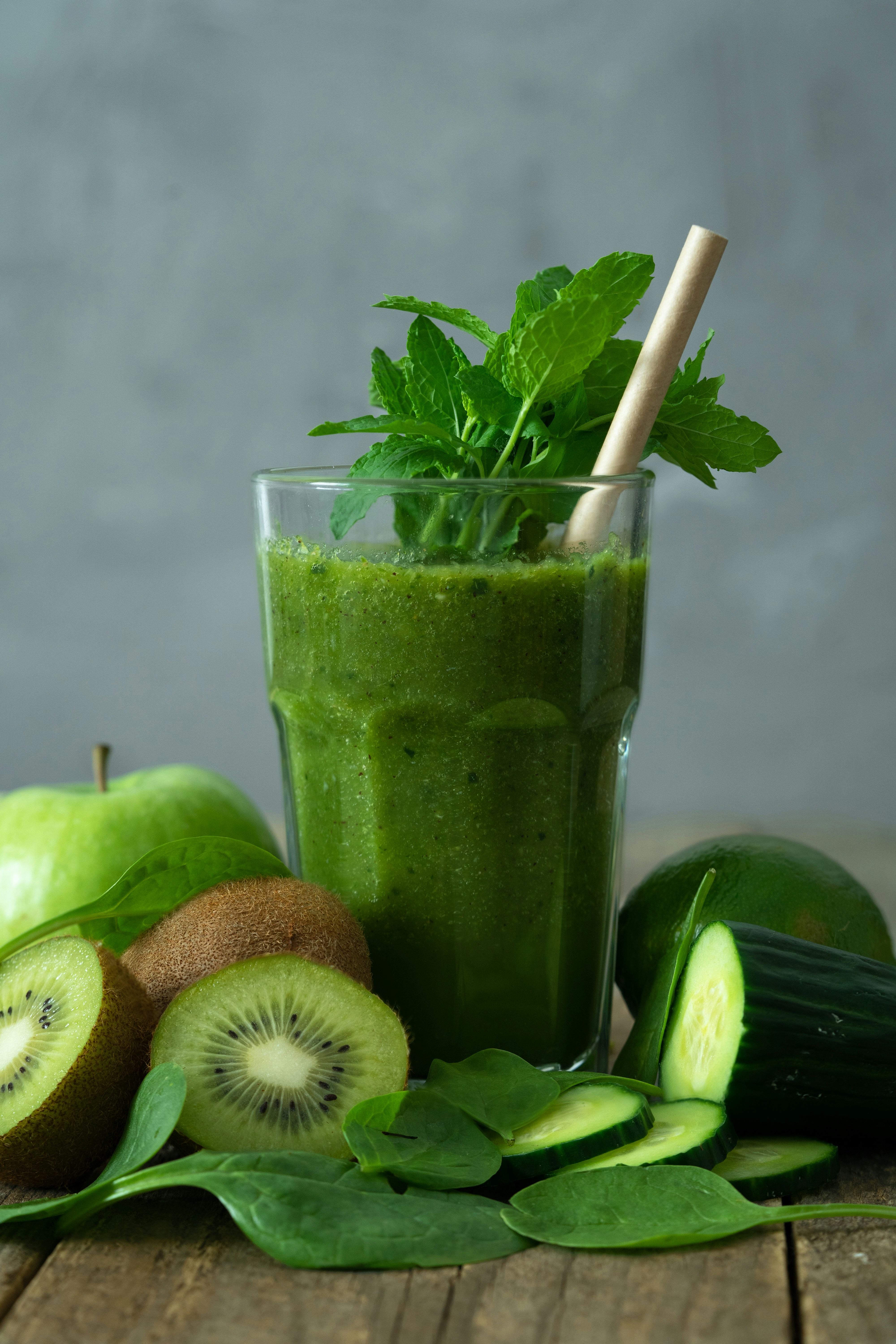 Ein frischer grüner Smoothie in einem Glasbecher | Quelle: Unsplash