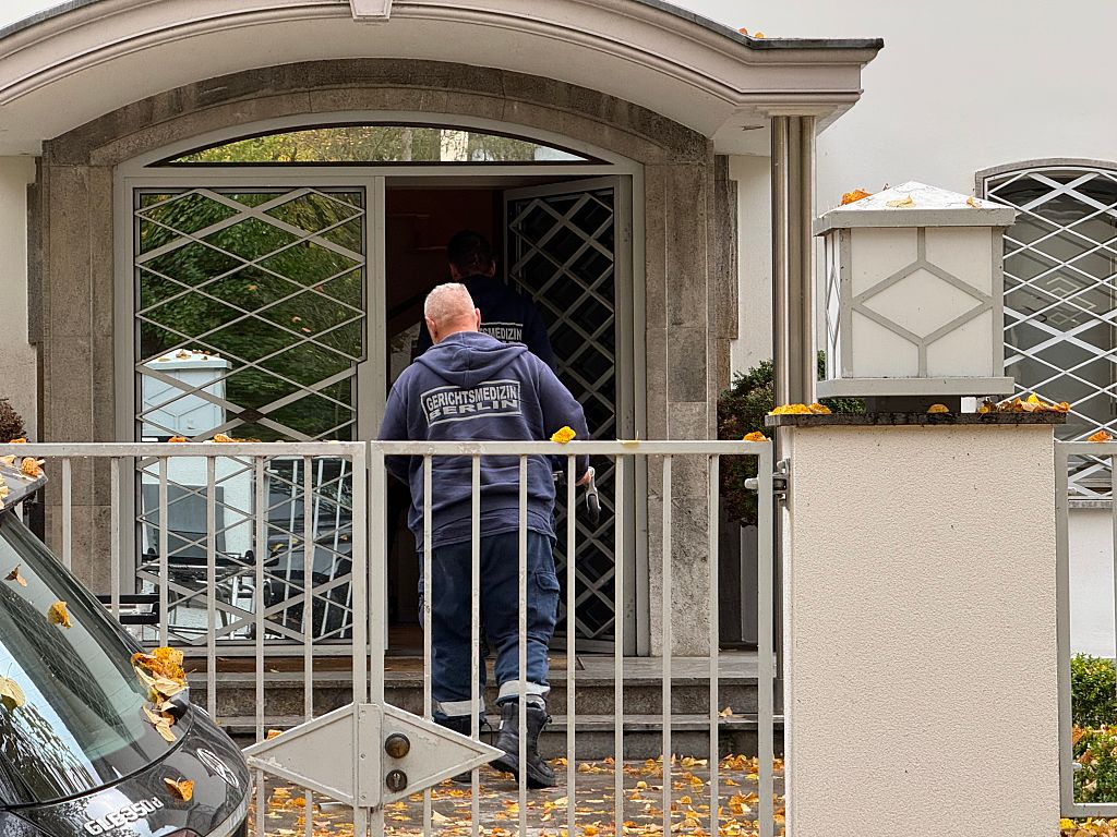 16. Oktober 2025, Berlin: Ein Forensiker steht vor dem Haus des Komponisten und Musikproduzenten Jack White. | Quelle: Getty Images
