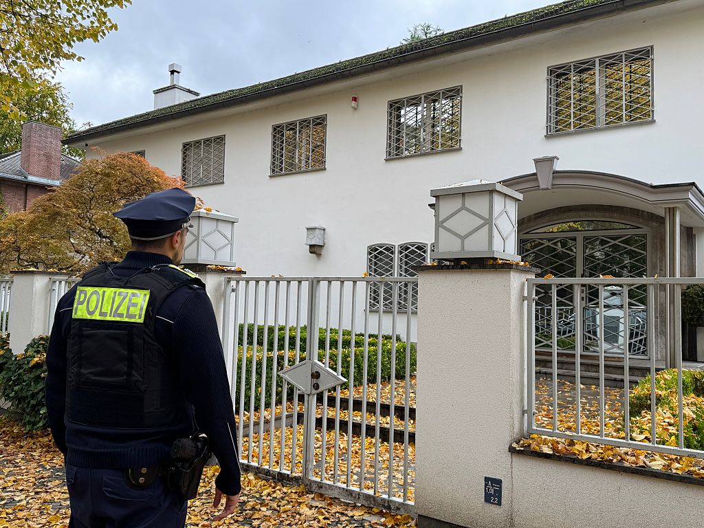 16. Oktober 2025, Berlin: Ein Polizist steht vor dem Haus des Komponisten und Musikproduzenten Jack White. Er war einer der wenigen deutschen Musikschaffenden, die internationalen Erfolg hatten. | Quelle: Getty Images