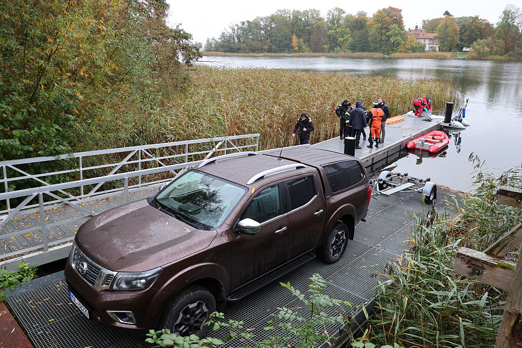 14. Oktober 2025, Mecklenburg-Vorpommern, Güstrow: Taucher bereiten sich darauf vor, am Inselsee nach dem vermissten achtjährigen Fabian zu suchen. | Quelle: Getty Images
