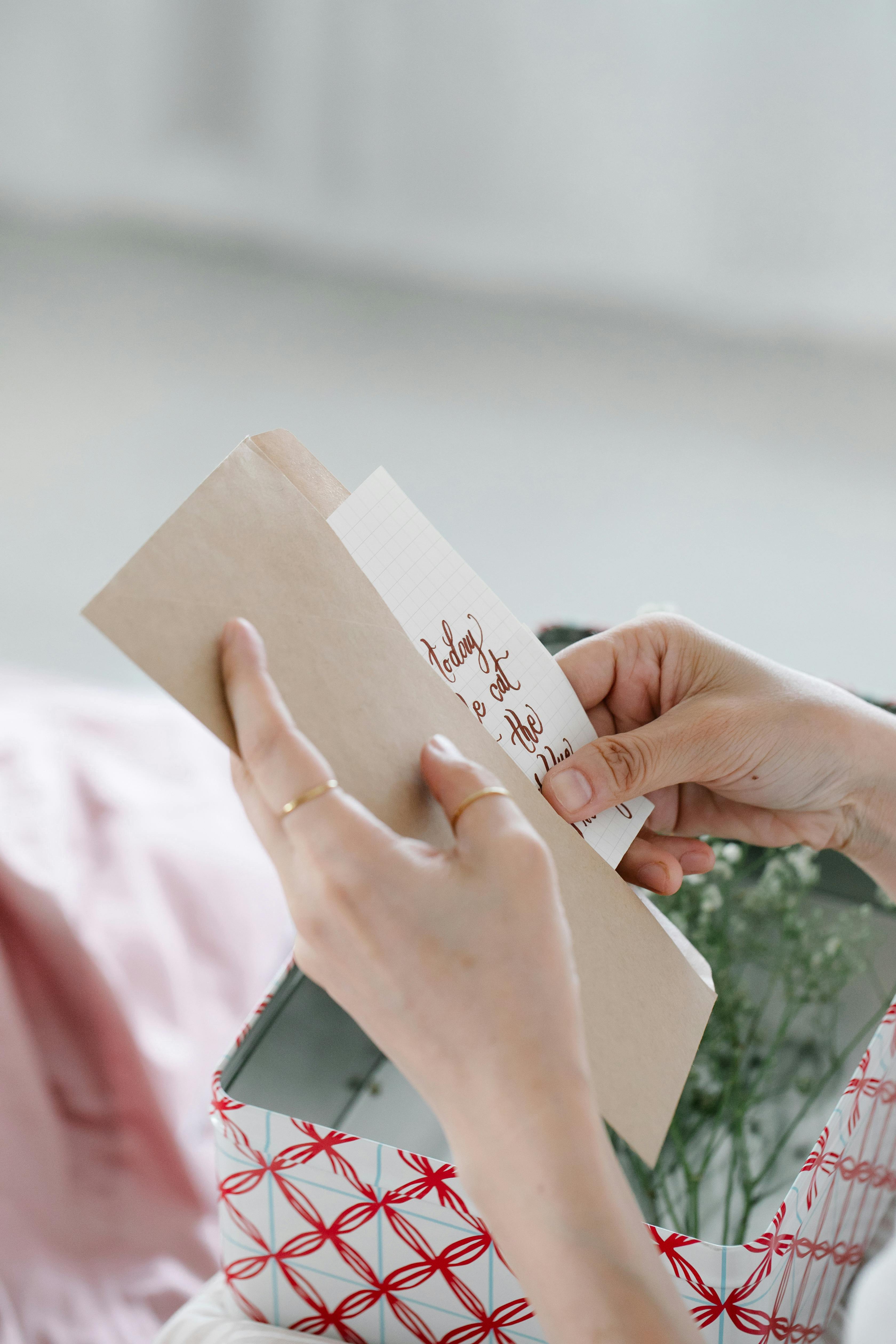 Eine Person hält einen Umschlag | Quelle: Pexels
