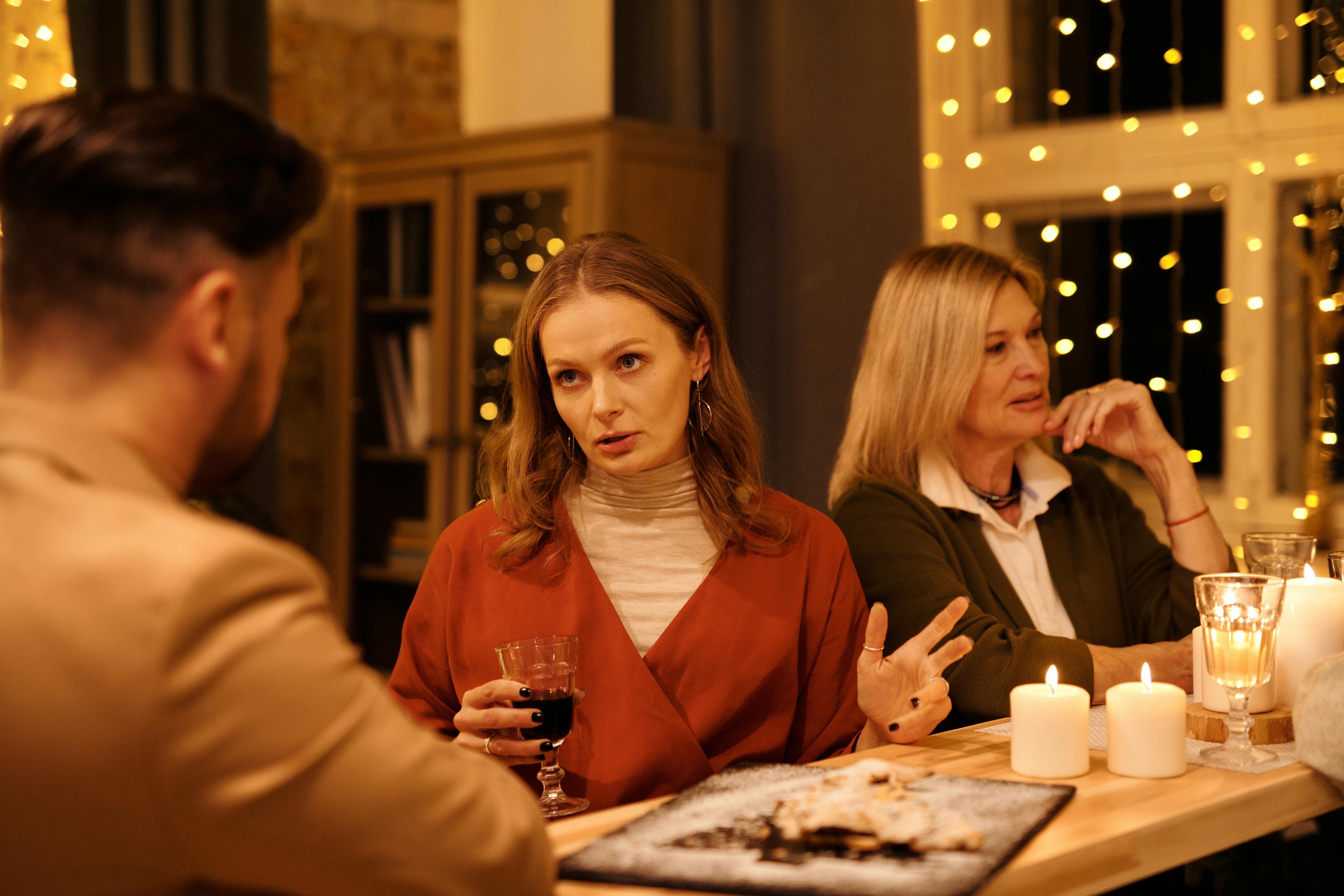 Menschen unterhalten sich beim Abendessen | Quelle: Pexels