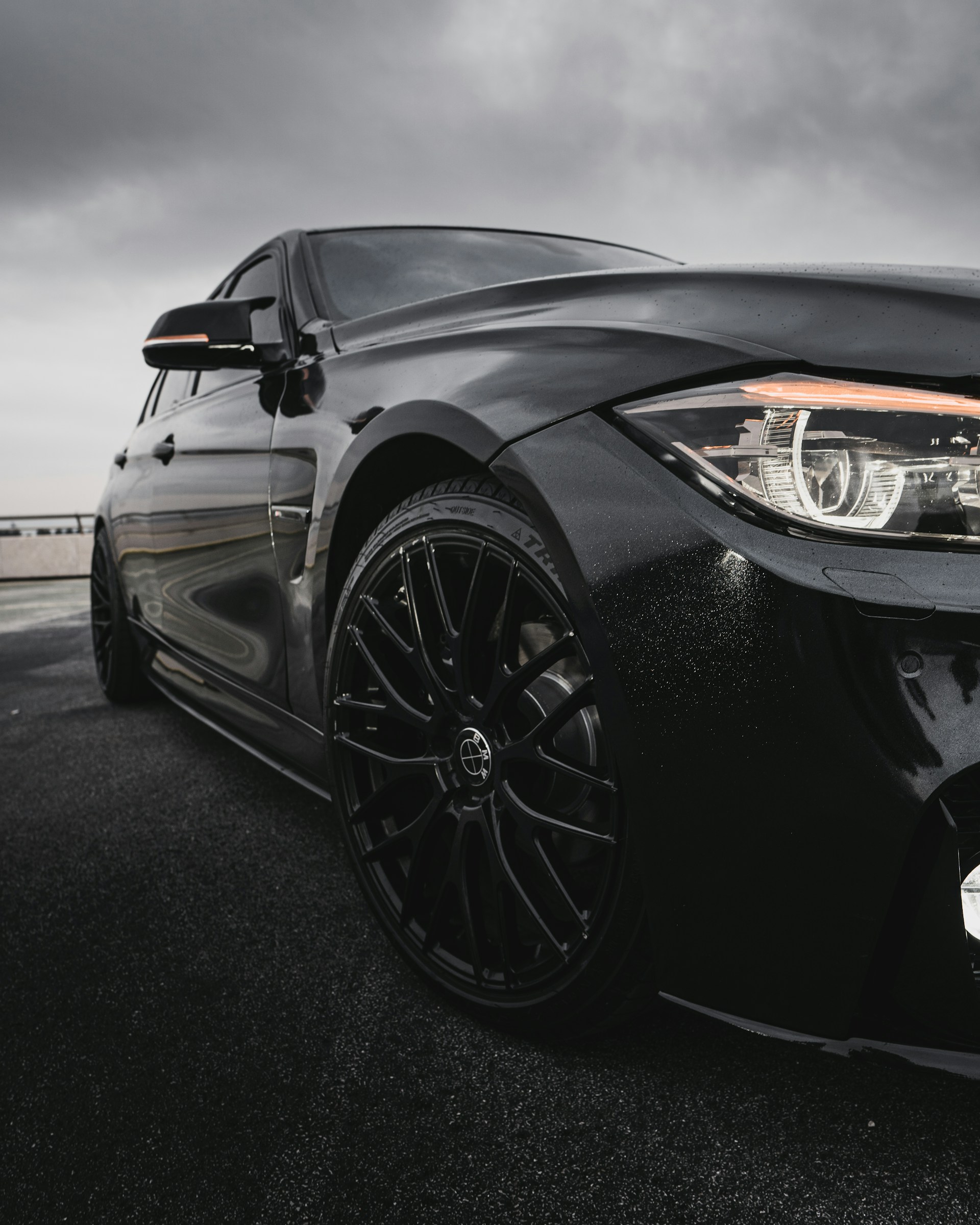 Ein schwarzer BMW auf der Straße | Quelle: Unsplash