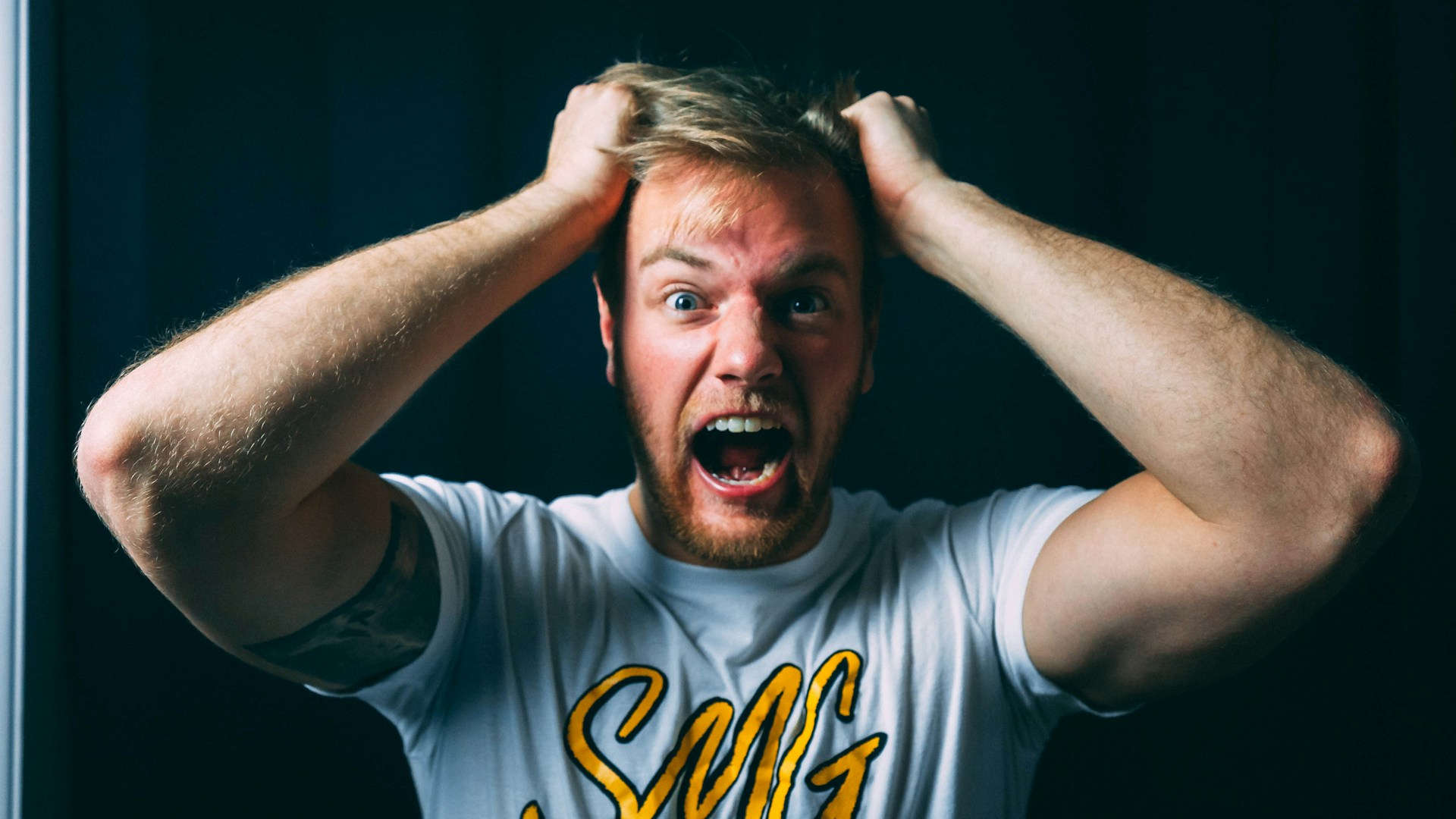 Ein Mann zupft sich frustriert an den Haaren | Quelle: Unsplash