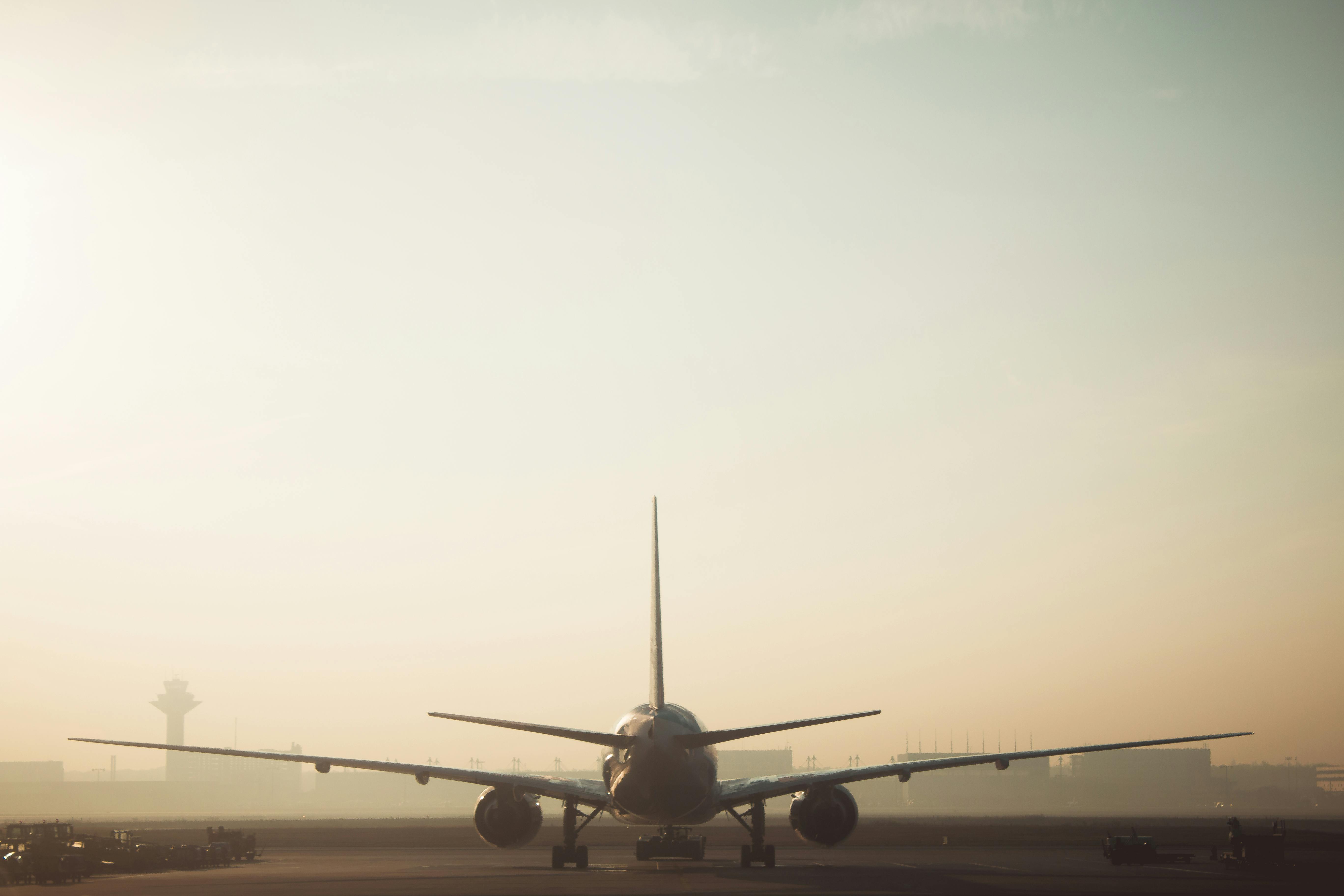 Ein Flugzeug auf einer Landebahn | Quelle: Pexels