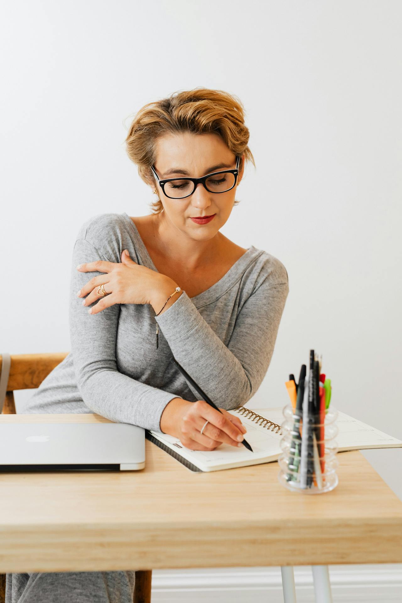 Eine Frau arbeitet in ihrem Büro | Quelle: Pexels