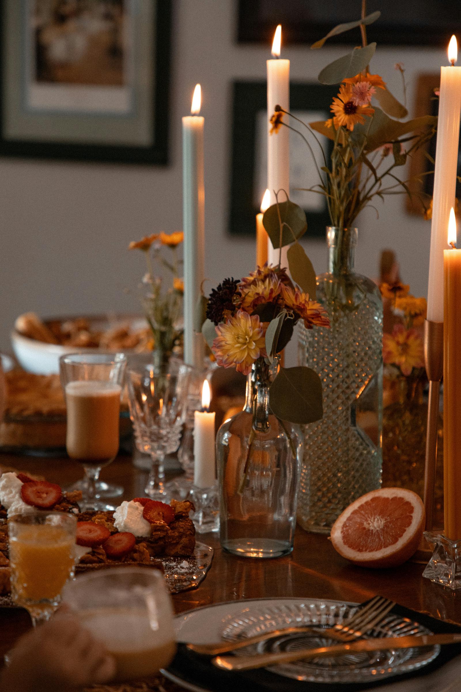 Ein gedeckter Tisch mit Kerzen und Essen | Quelle: Unsplash