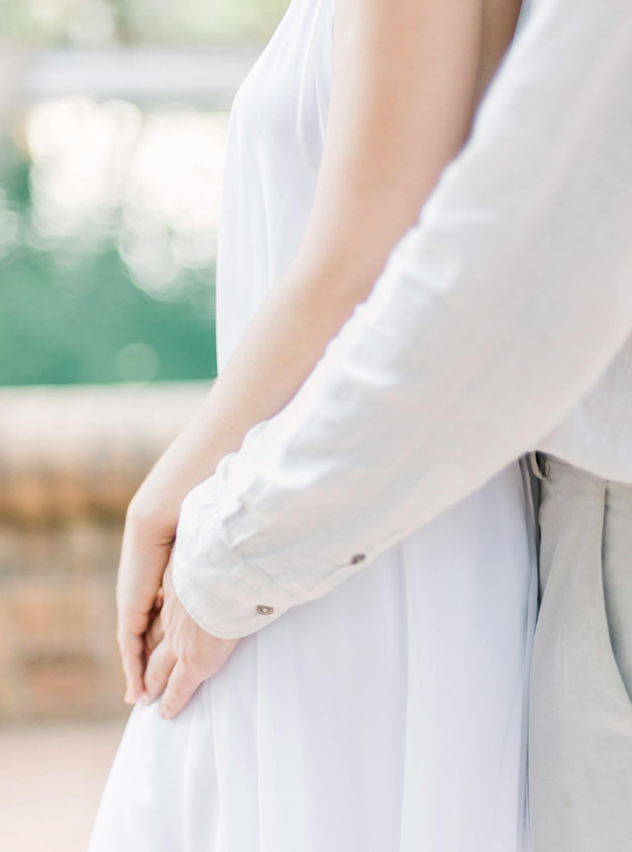 Ein Mann umarmt eine Frau | Quelle: Pexels