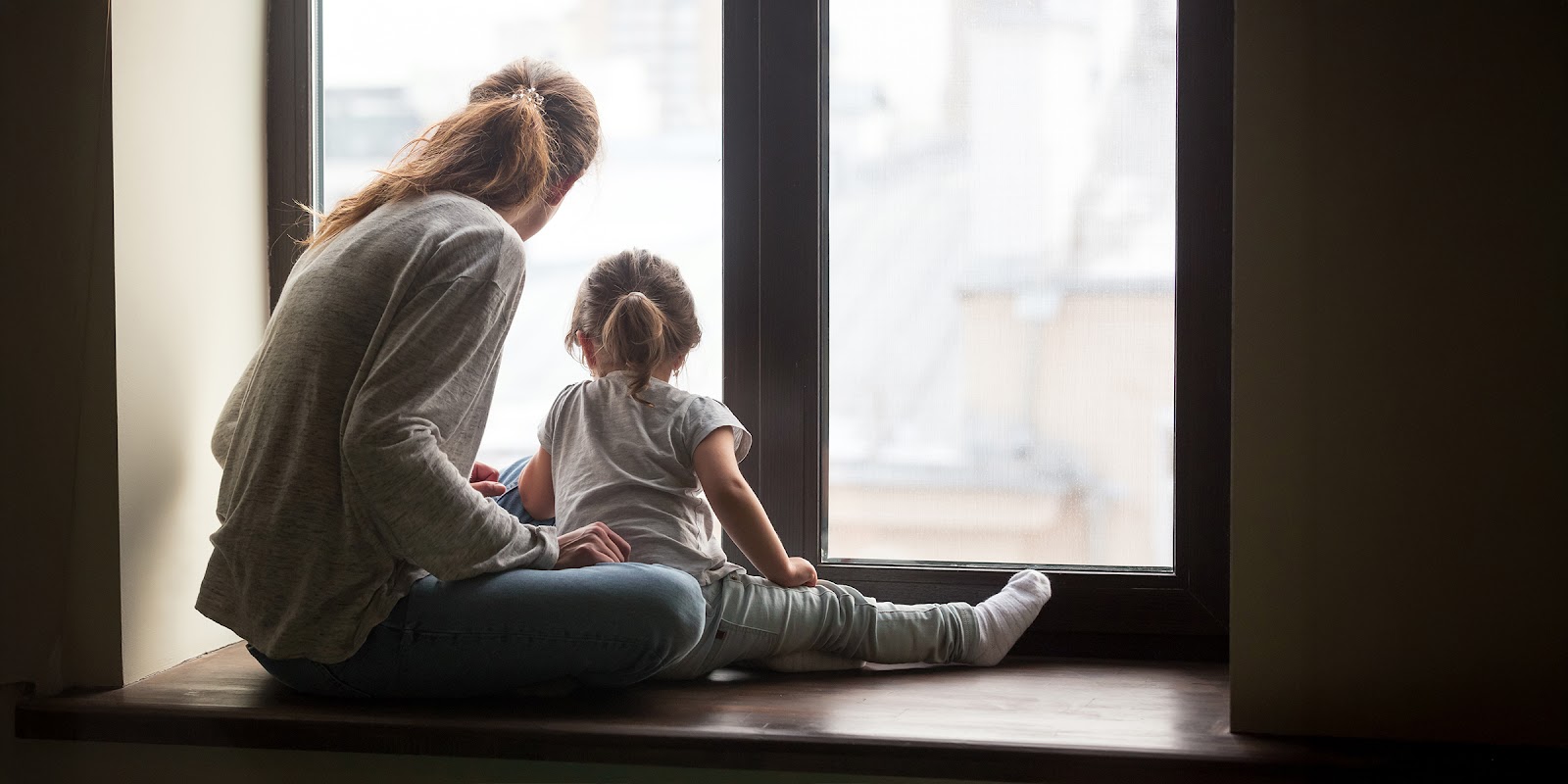 Frau und kleines Mädchen | Quelle: Shutterstock