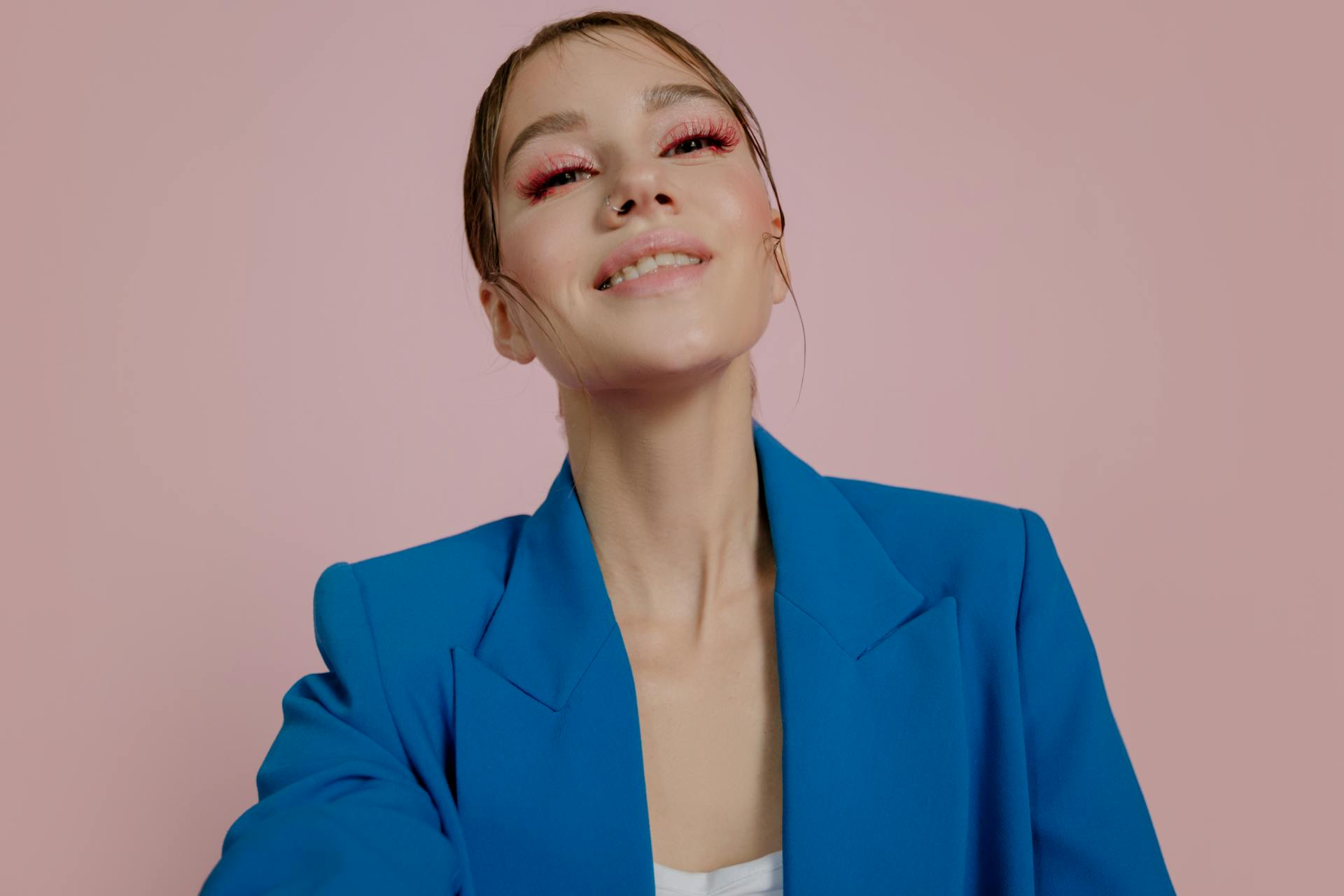 Kobieta uśmiechająca się nikczemnie | Źródło: Pexels