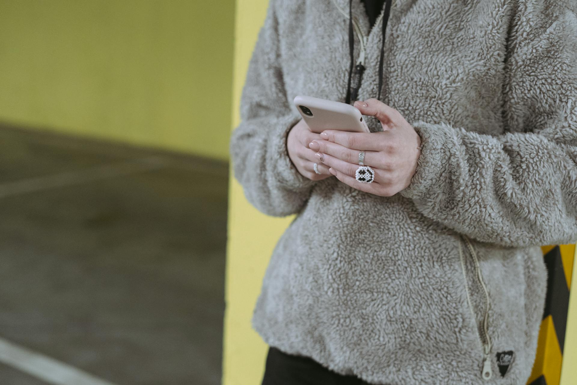 Eine Frau hält ihr Telefon | Quelle: Pexels
