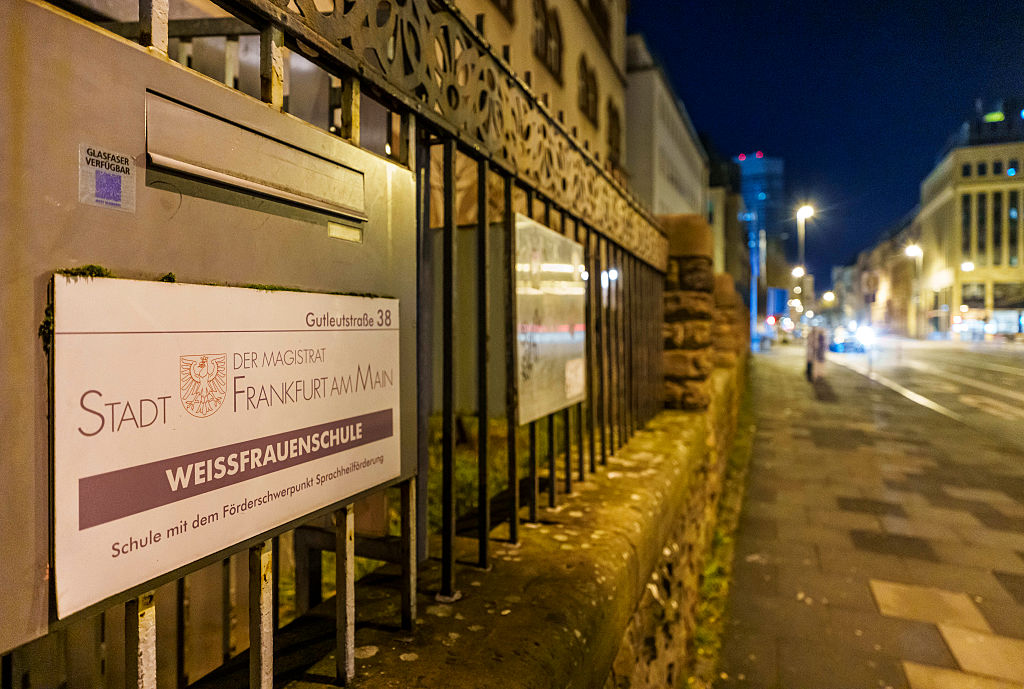 16. Januar 2026, Hessen, Frankfurt am Main: Die Weißfrauenschule befindet sich in der Gutleutstraße im Bahnhofsviertel. Die Polizei fahndet weiterhin nach einem vermissten Achtjährigen aus Frankfurt am Main. | Quelle: Getty Images