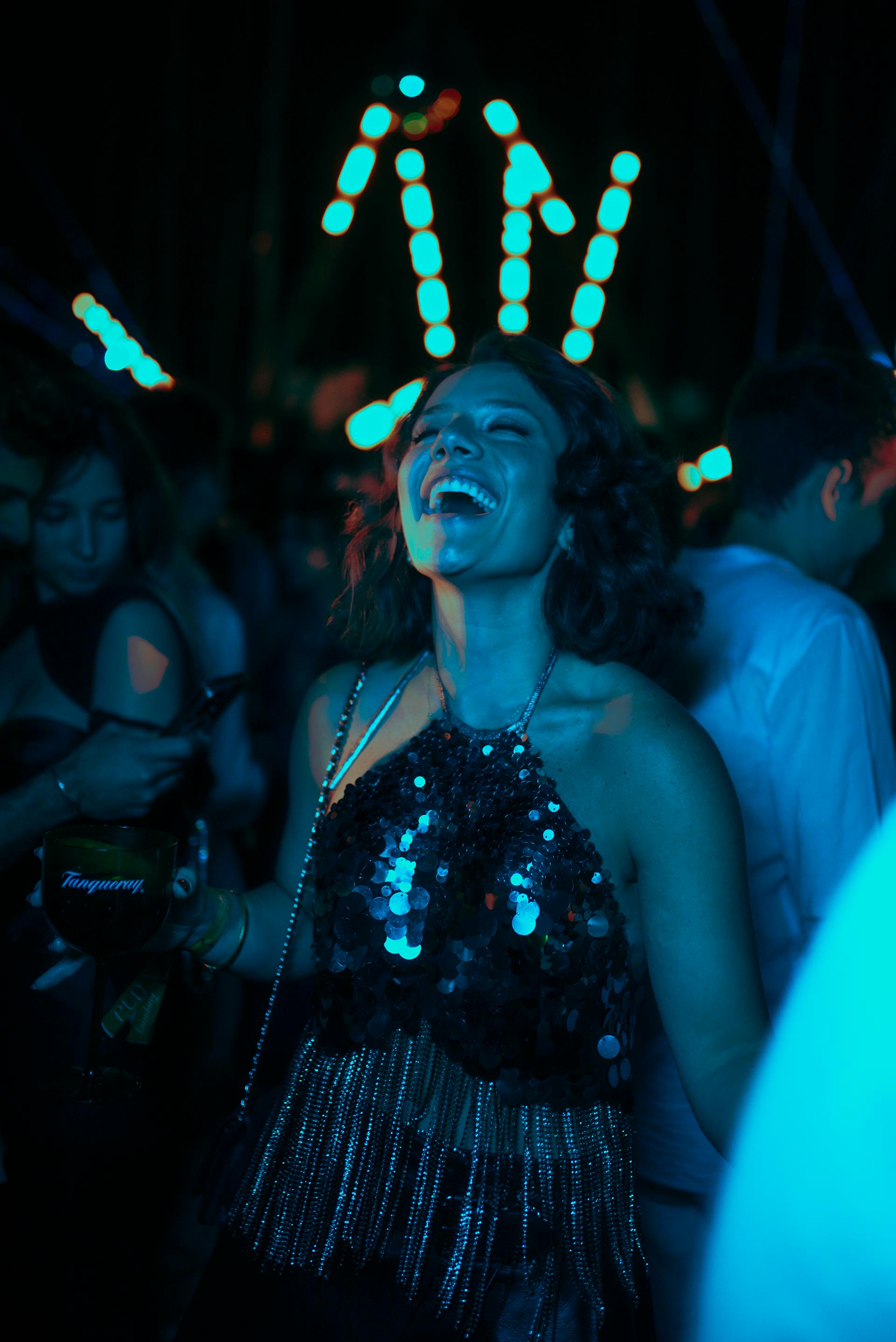 Eine lachende Frau auf einer Party | Quelle: Pexels
