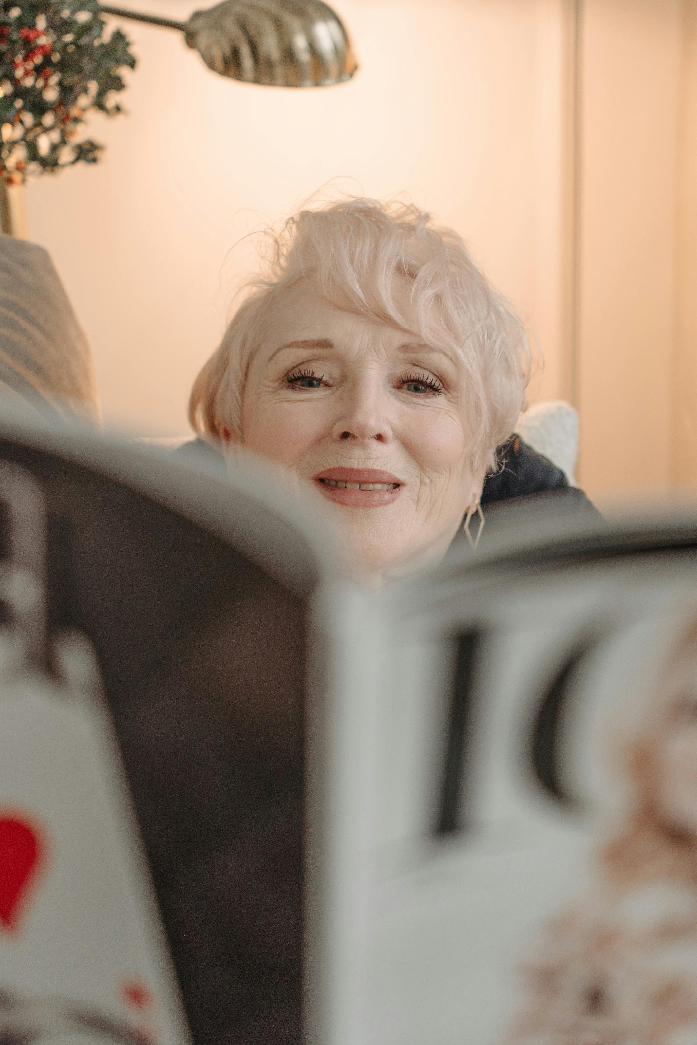 Eine glückliche Frau, die eine Zeitschrift durchblättert | Quelle: Pexels