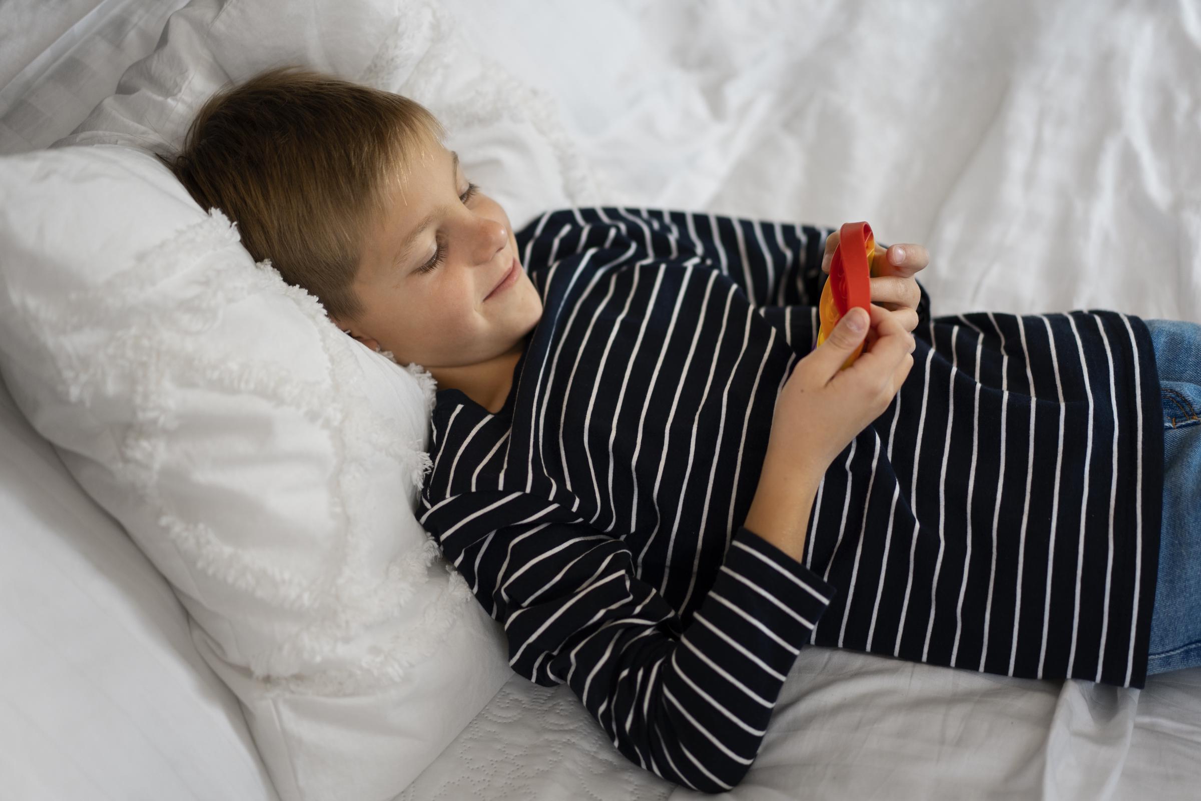 Ein lächelnder Junge | Quelle: Freepik