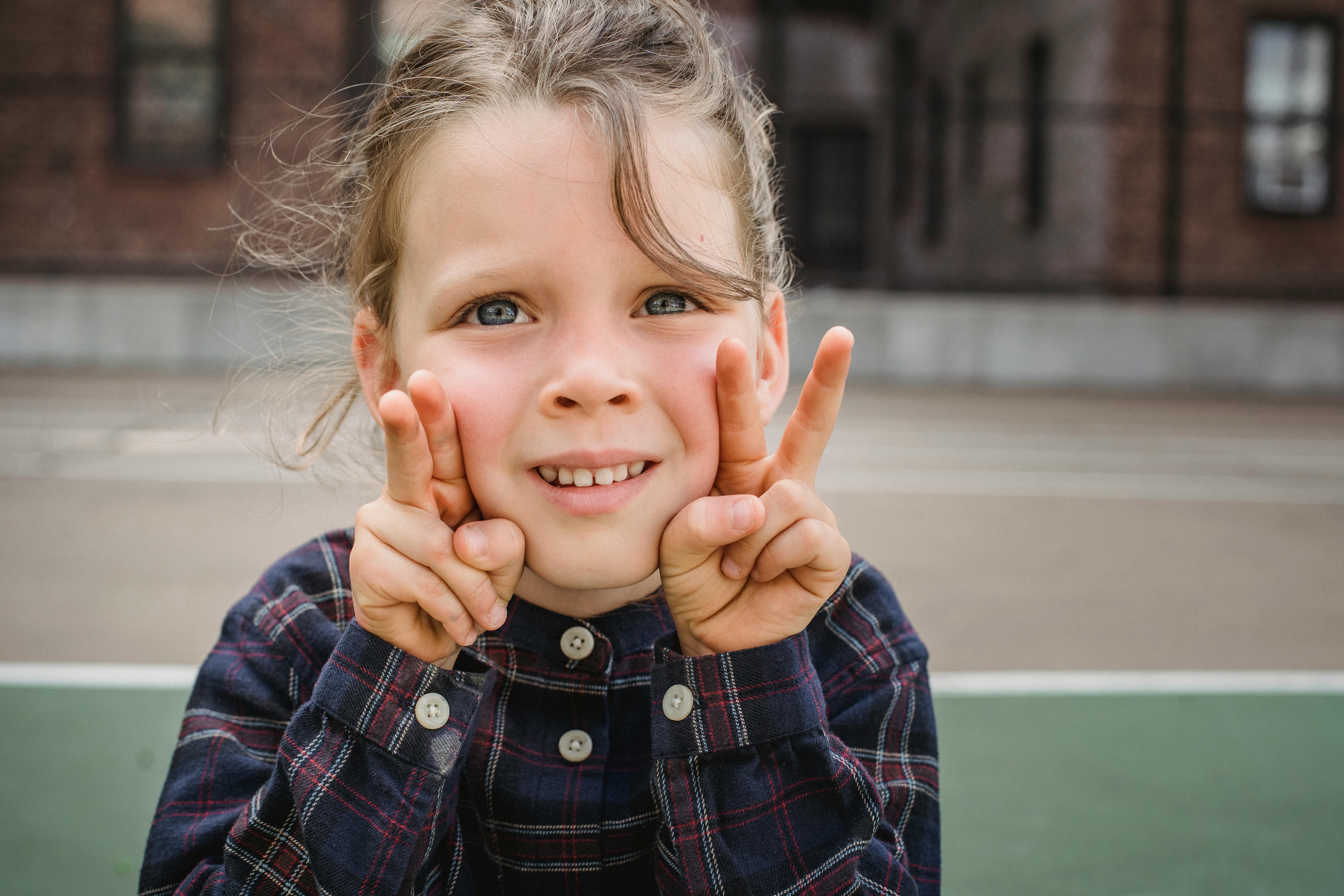 Ein Kind hält vier Finger hoch | Quelle: Pexels