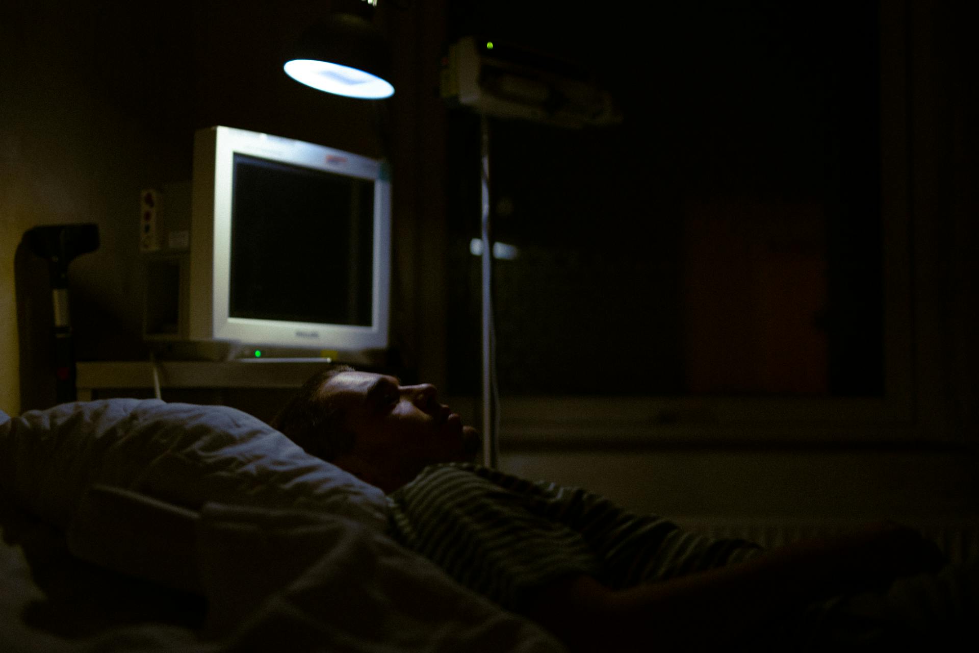 Ein Mann liegt in einem Krankenhausbett | Quelle: Pexels
