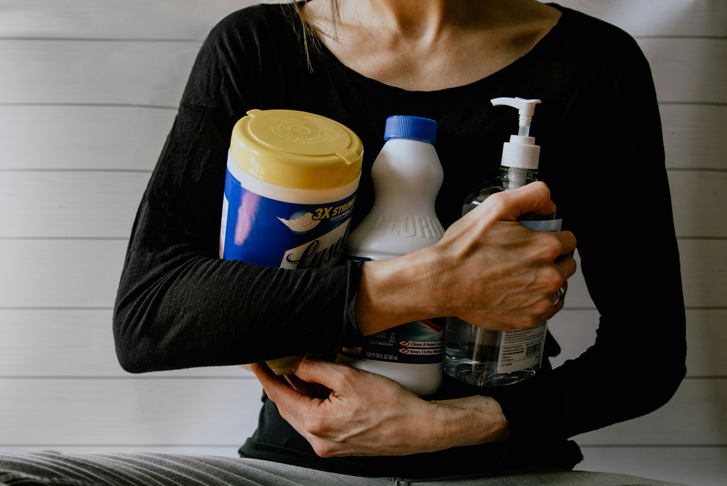 Eine Person mit Reinigungsmitteln | Quelle: Pexels