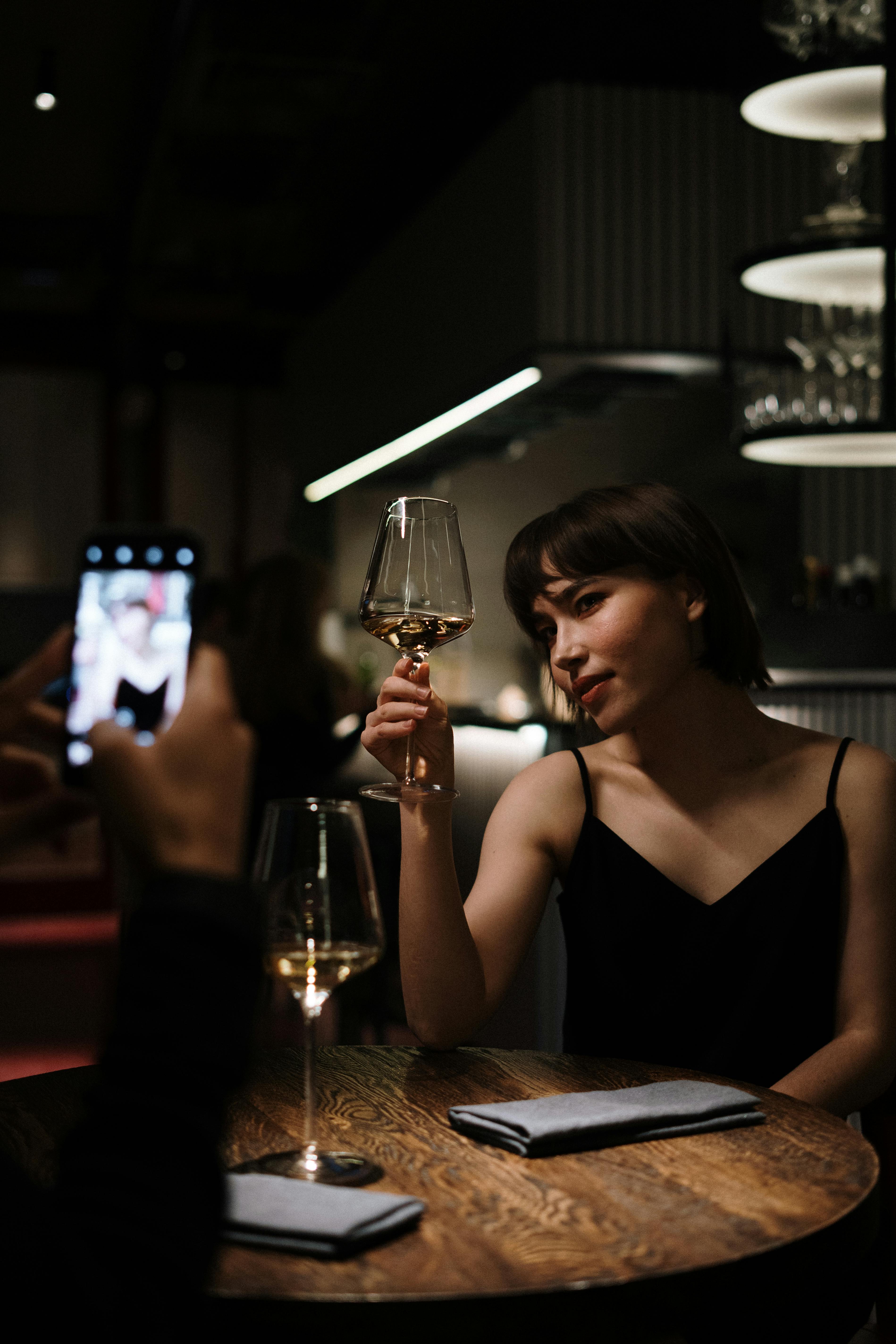 Ein Paar sitzt in einem Restaurant | Quelle: Pexels