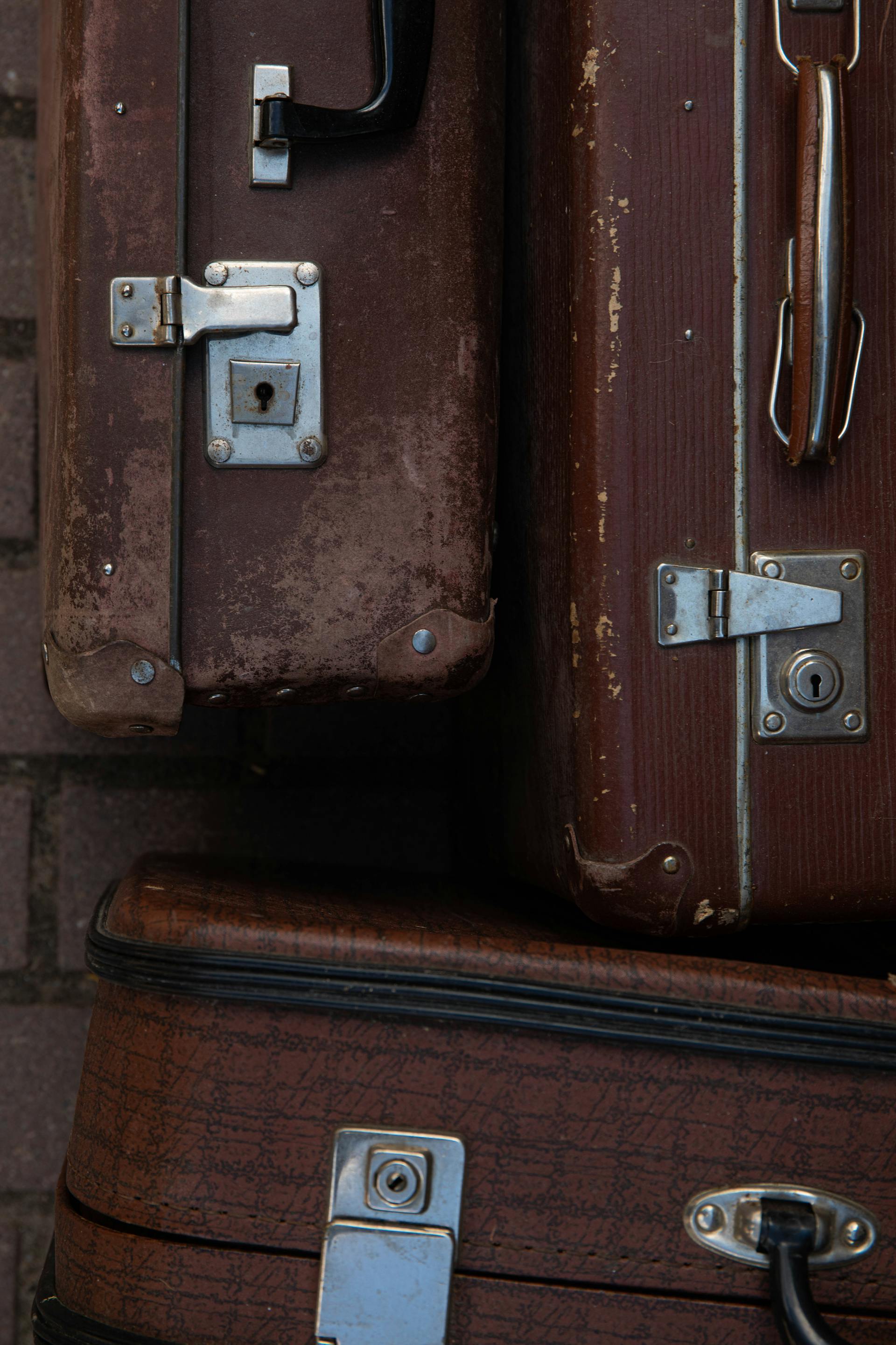 Mehrere alte und abgenutzte Koffer | Quelle: Pexels