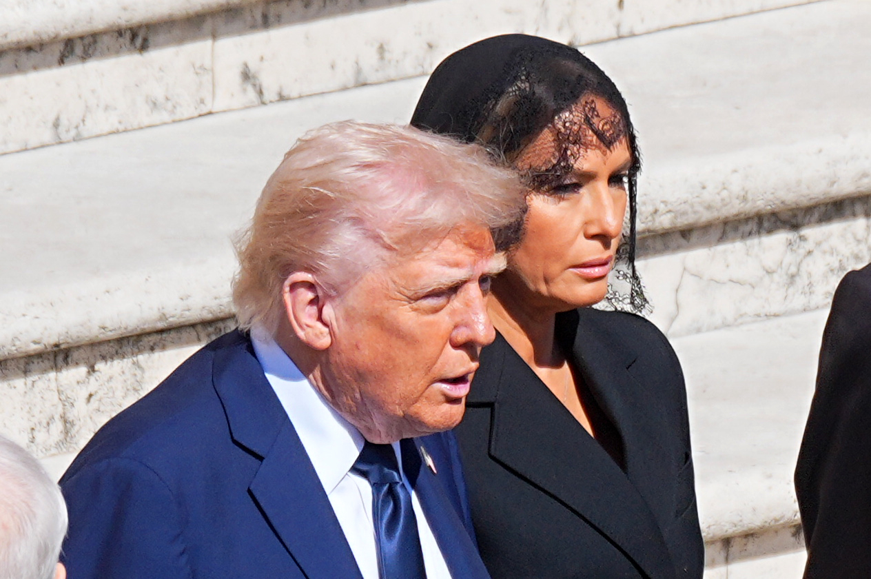 Präsident Donald Trump und First Lady Melania Trump während der Beerdigungszeremonie von Papst Franziskus auf dem Petersplatz im Vatikan am 26. April 2025. | Quelle: Getty Images