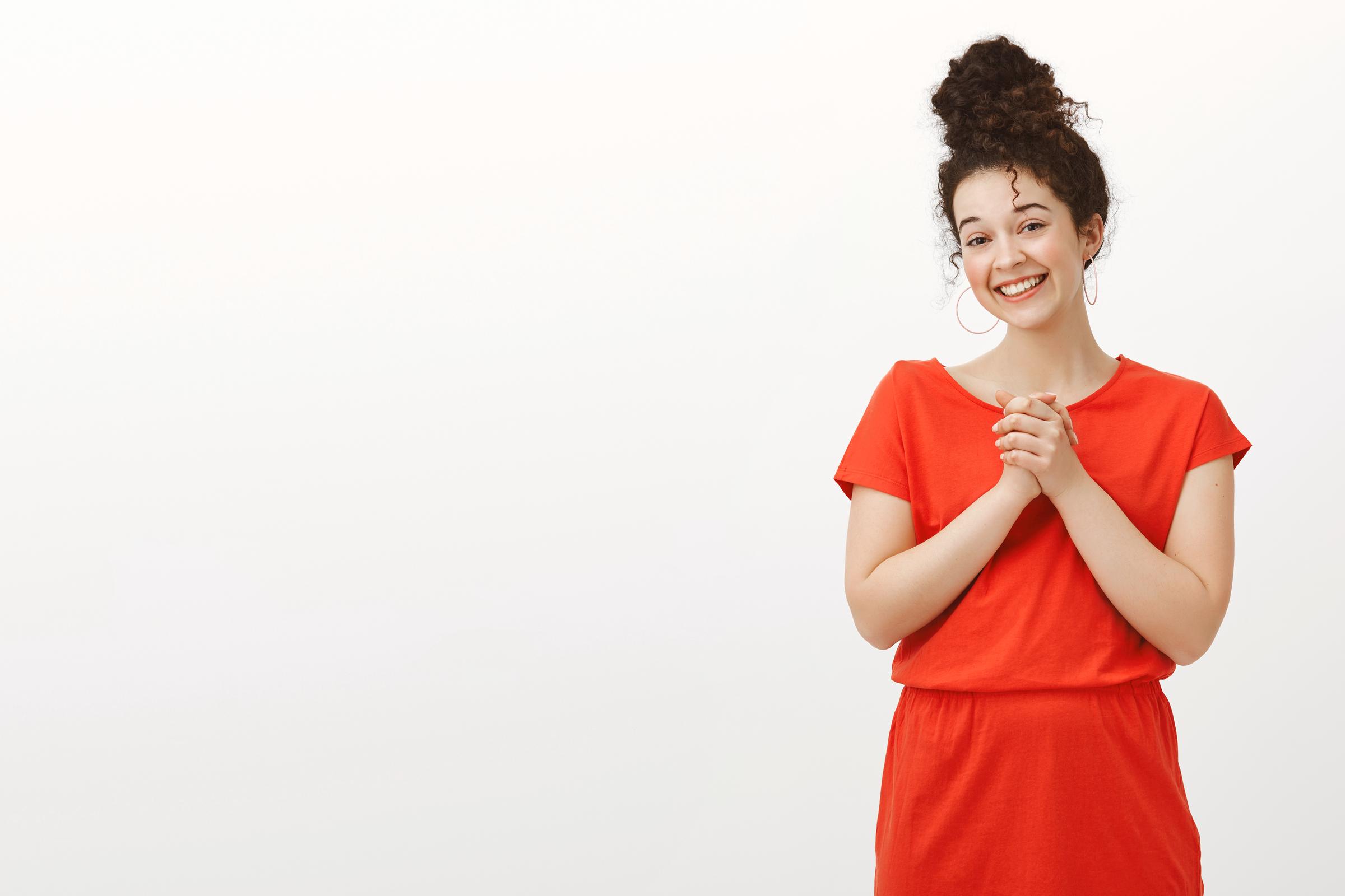 Eine glückliche Frau, die etwas ausheckt | Quelle: Freepik