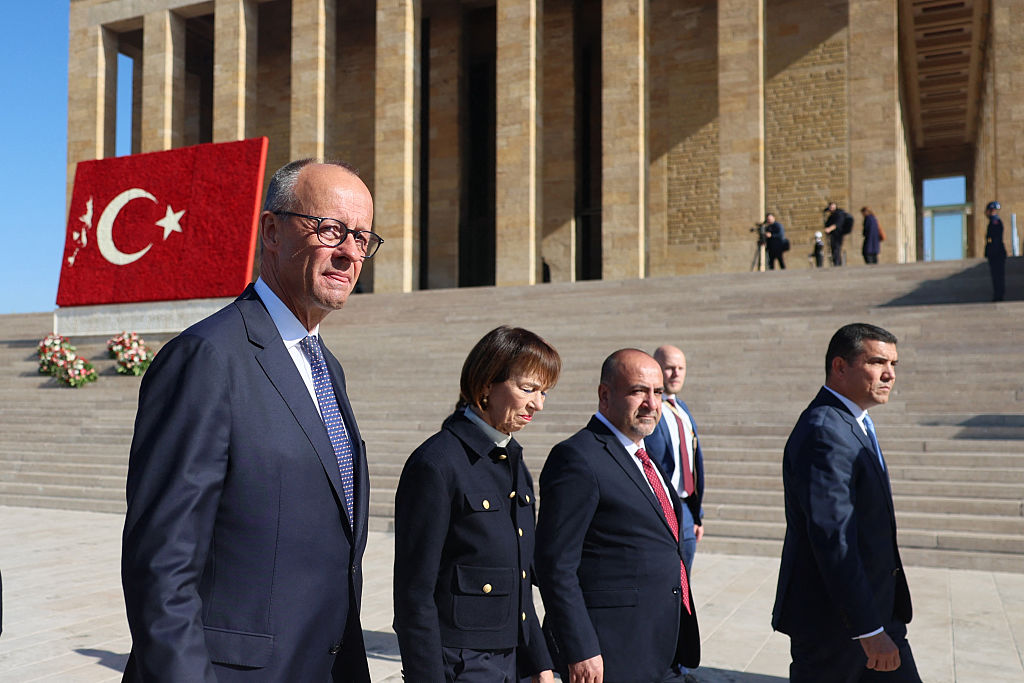 Der deutsche Bundeskanzler Friedrich Merz (links) verlässt Anitkabir, das Mausoleum des Gründers der Türkischen Republik, Mustafa Kemal Atatürk, in Ankara am 30. Oktober 2025 | Quelle: Getty Images