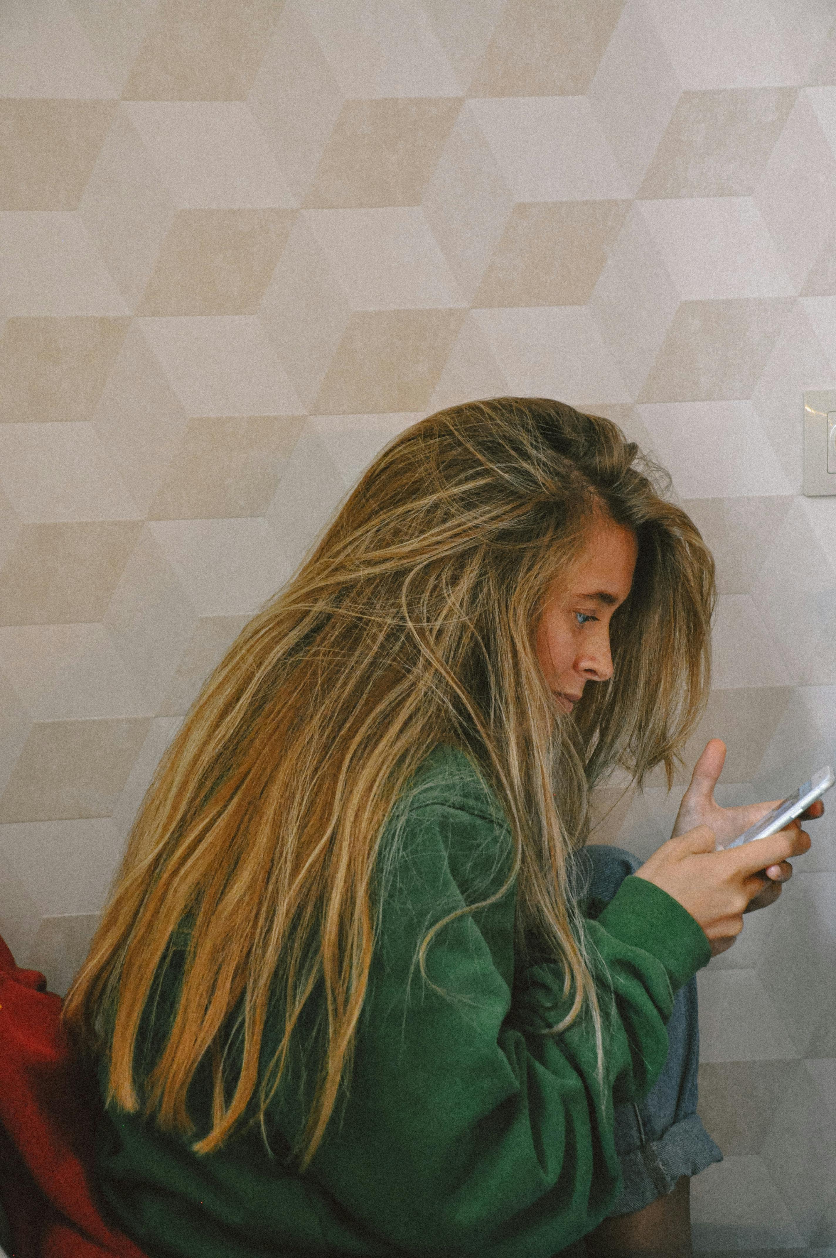 Frau, die ein Smartphone benutzt | Quelle: Pexels