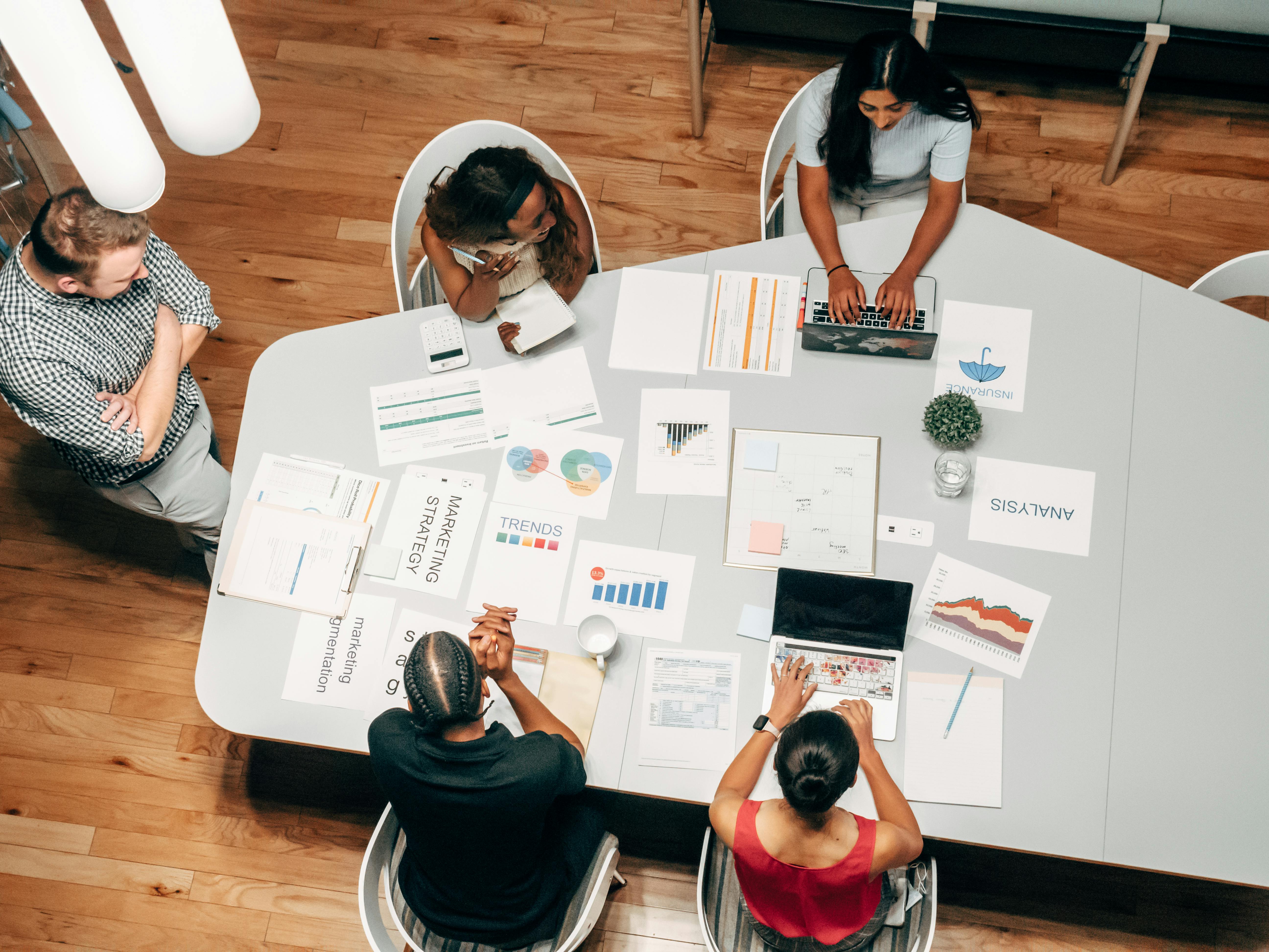 Menschen, die in einem Büro arbeiten | Quelle: Pexels