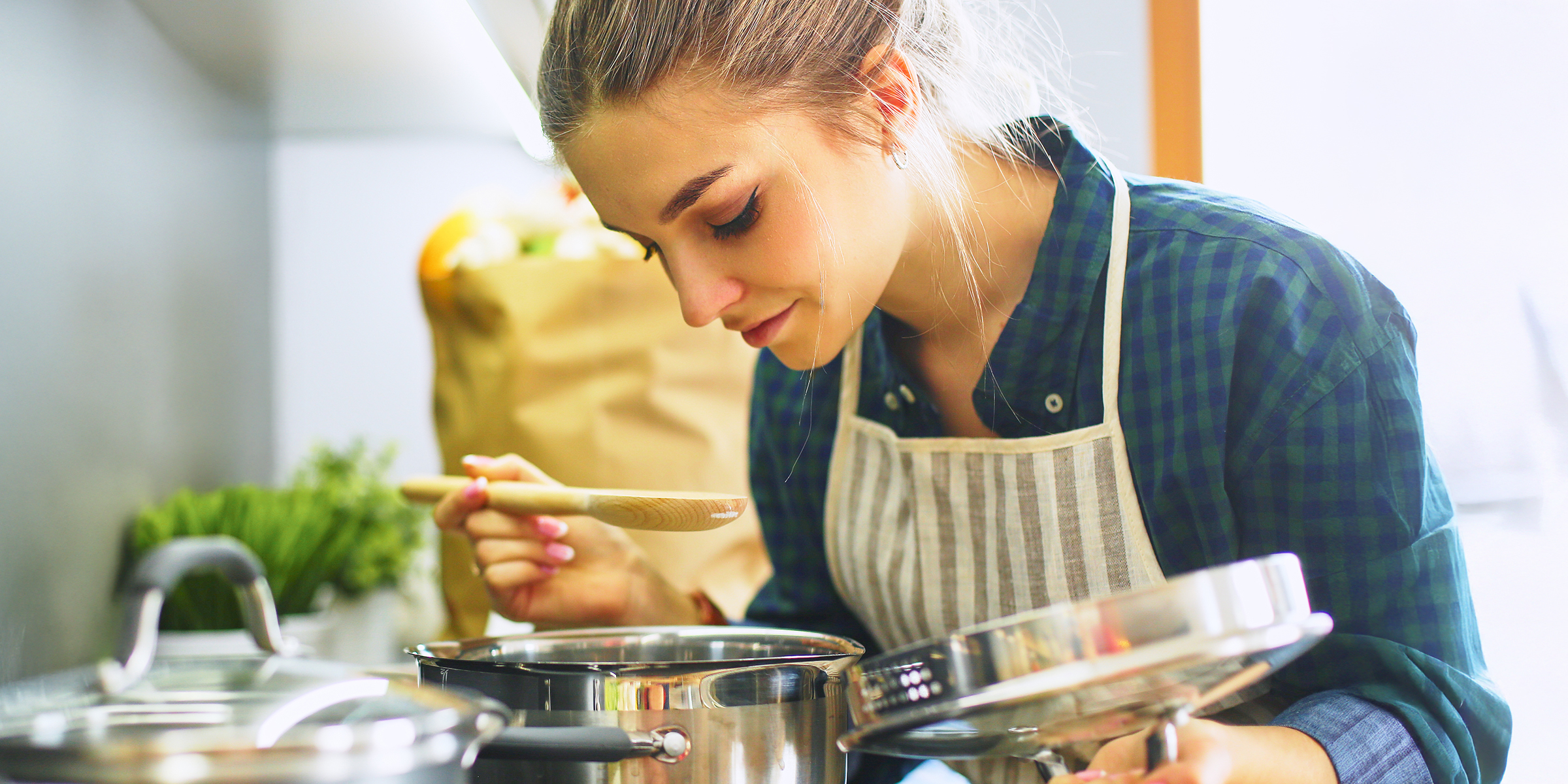 Eine Frau beim Kochen in der Küche | Quelle: Shutterstock