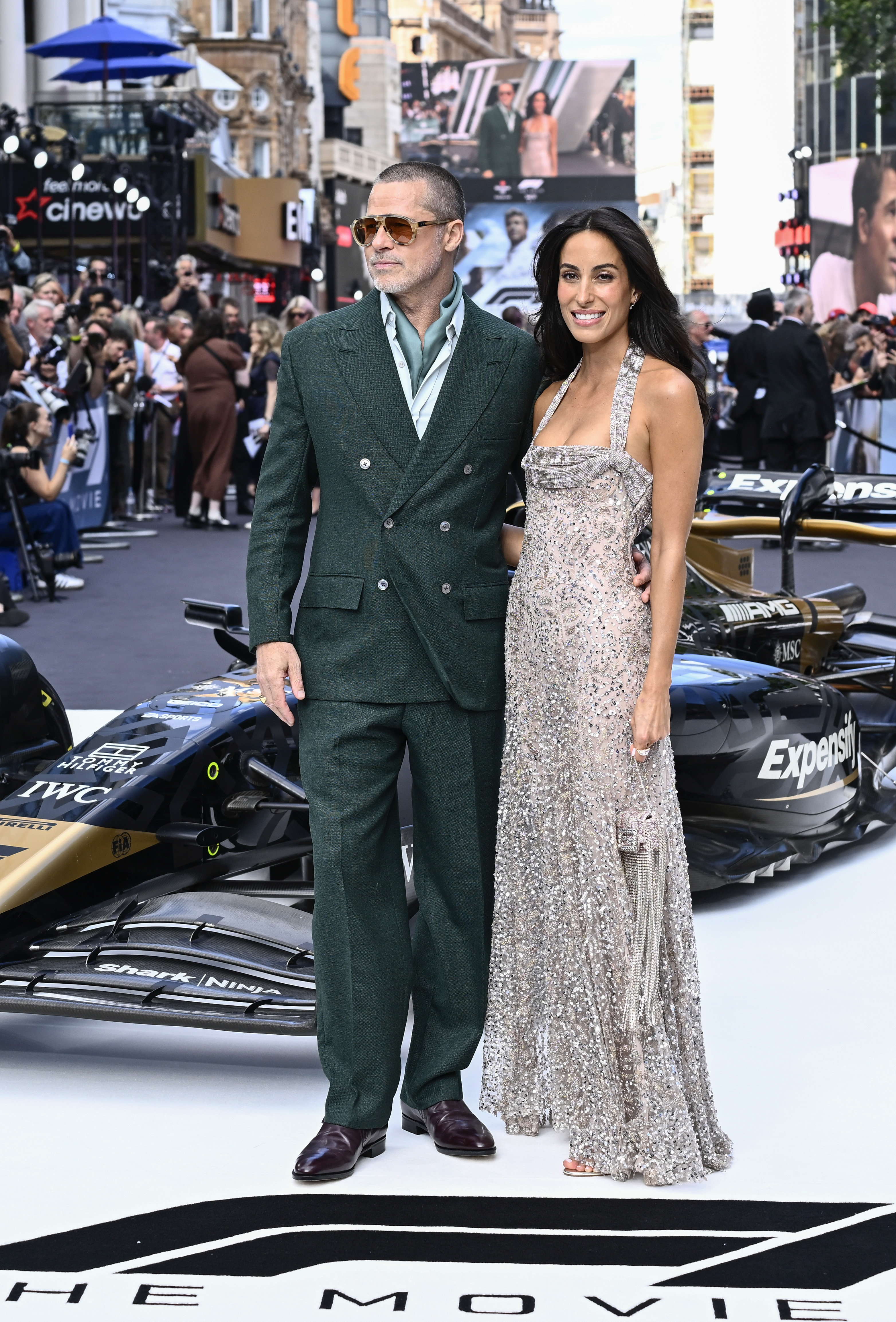 Brad Pitt und Ines de Ramon posieren vor einem F1-Rennwagen bei der Premiere von "F1: The Movie" in London am 23. Juni 2025 | Quelle: Getty Images