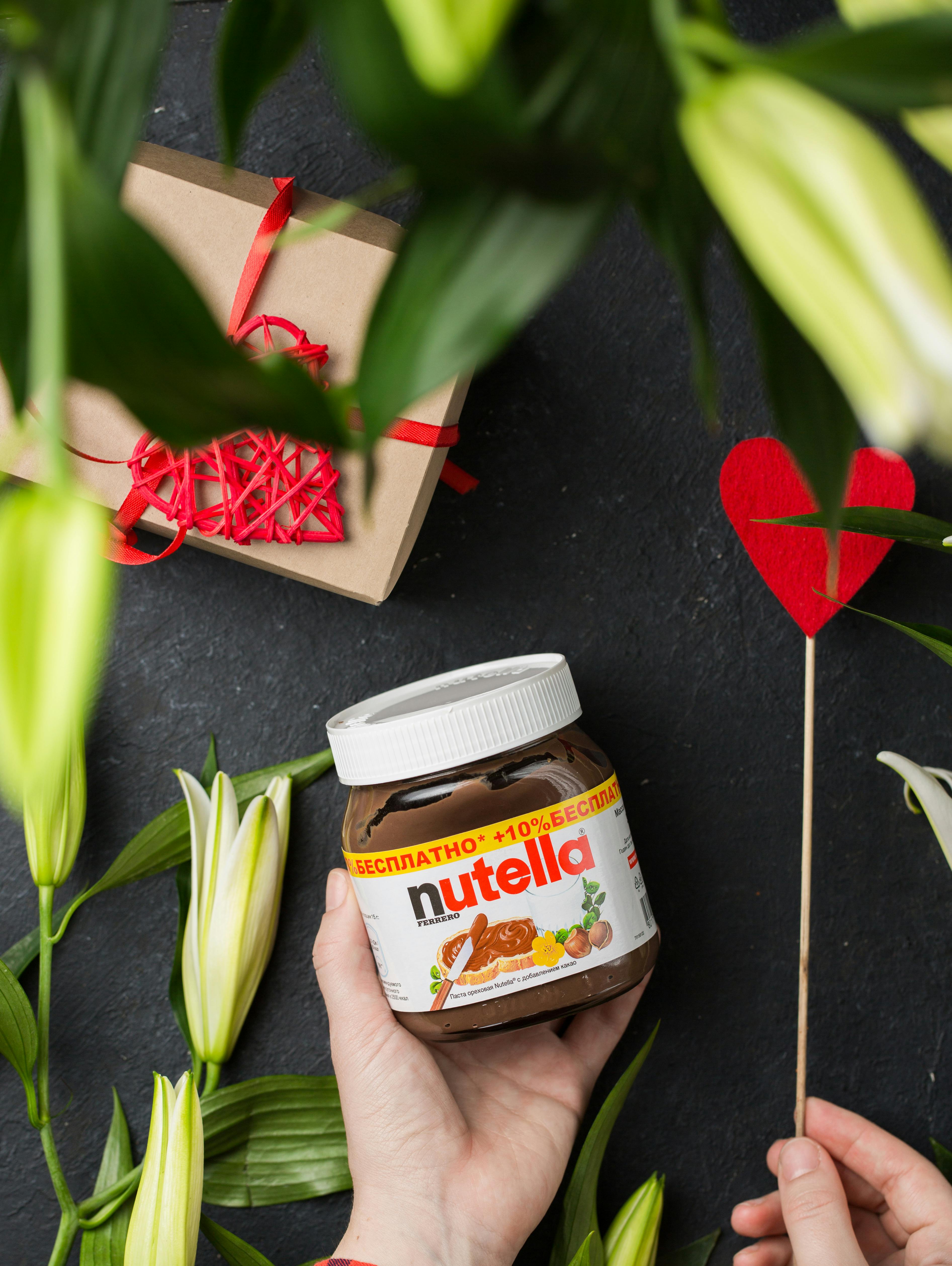 Eine Person hält ein Glas Nutella | Quelle: Pexels