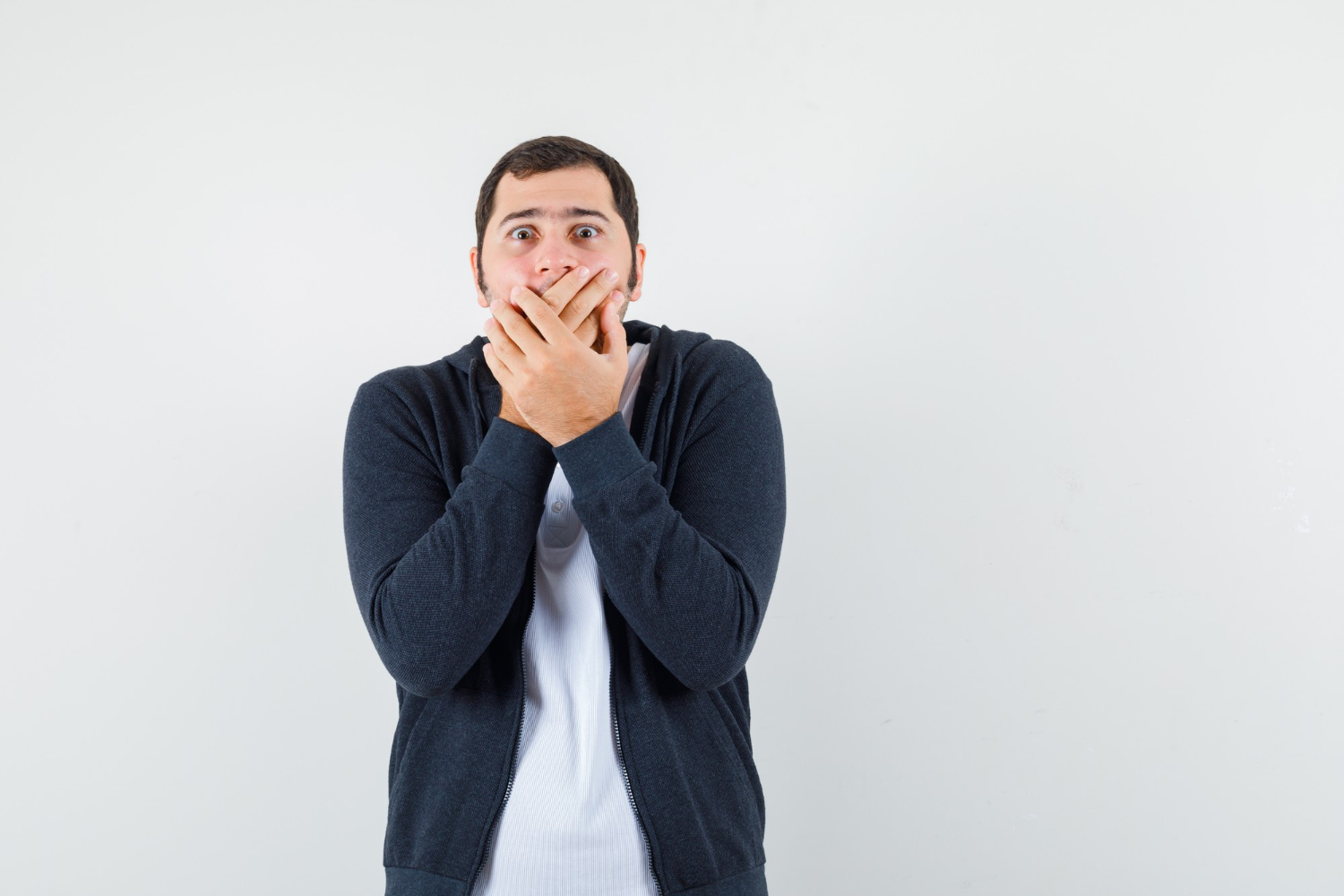 Ein aufgeschreckter Mann | Quelle: Freepik