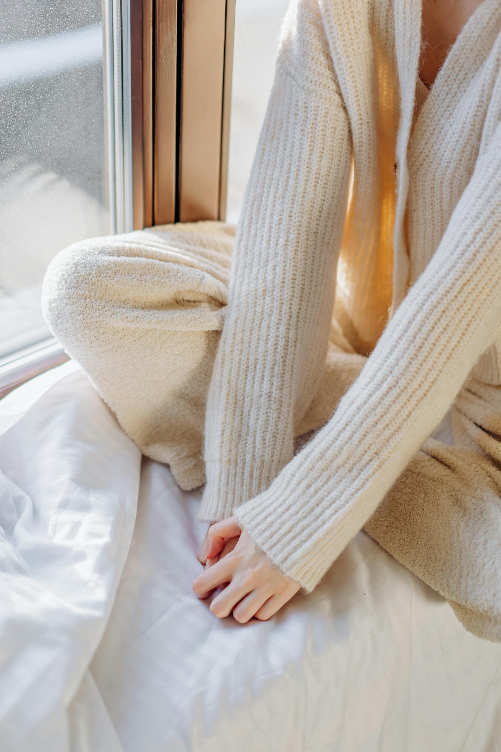Eine Nahaufnahme einer Frau, die am Fenster sitzt | Quelle: Pexels