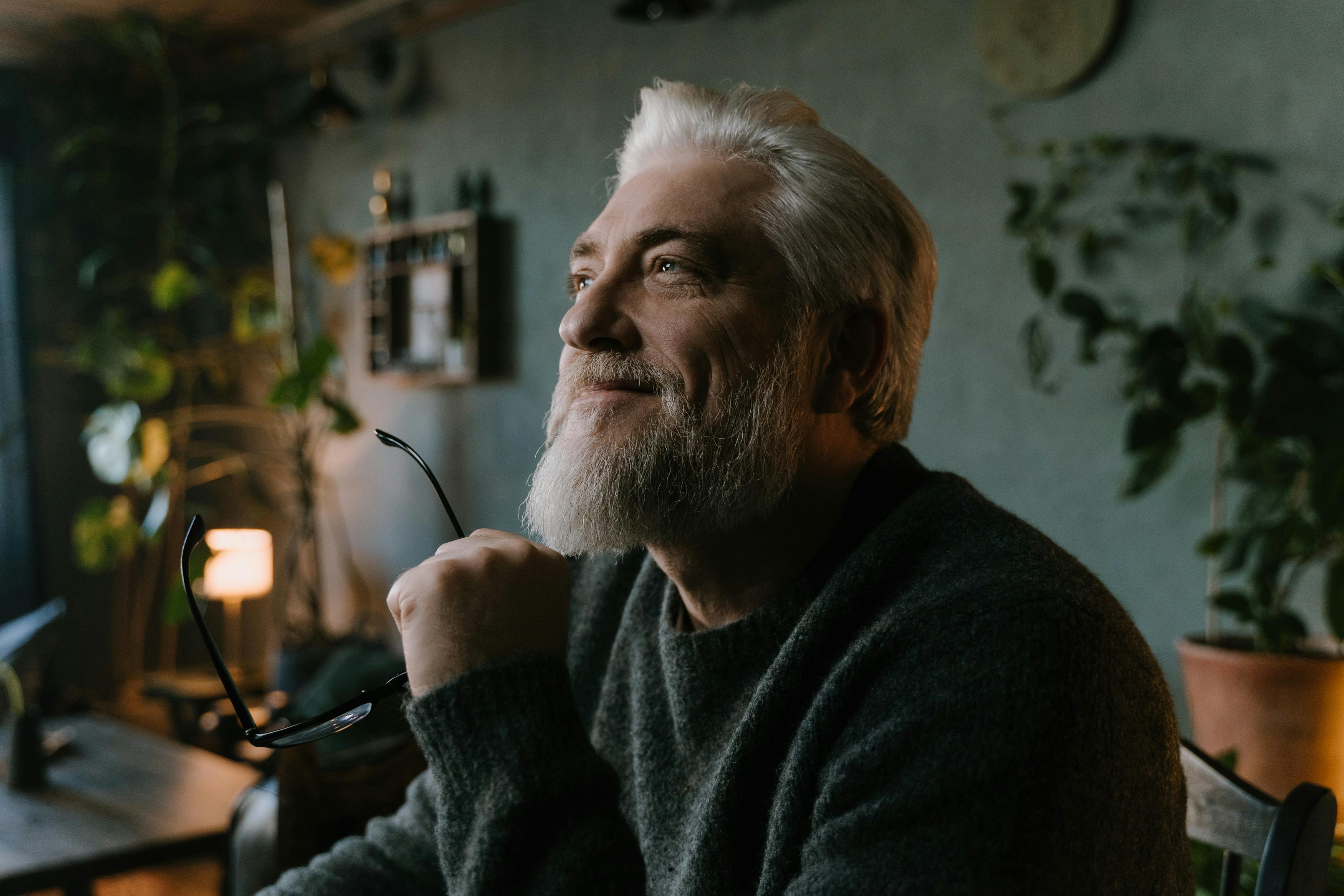 Ein lächelnder älterer Mann | Quelle: Pexels