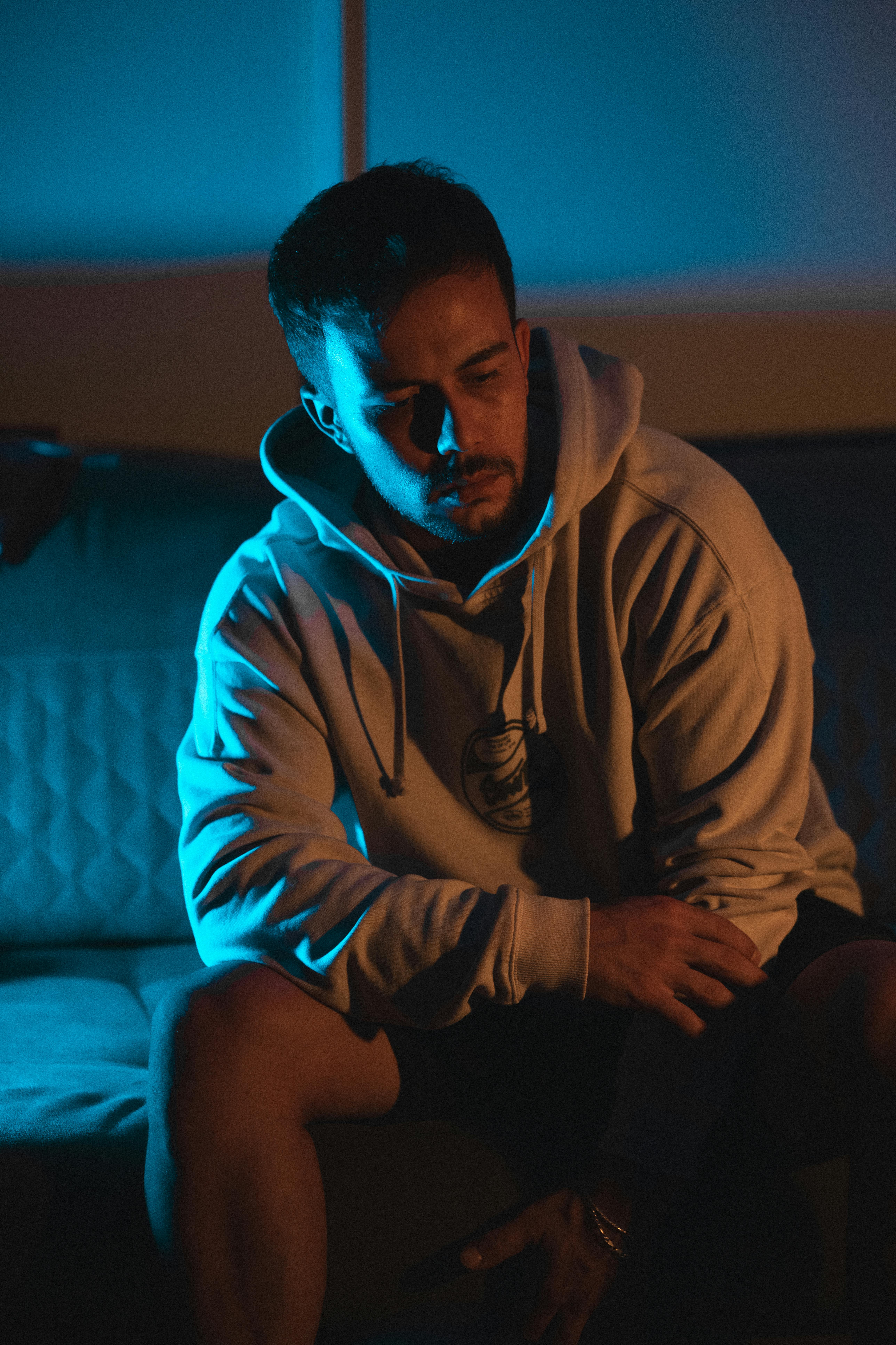 Ein ernster Mann in einem dunklen Wohnzimmer | Quelle: Pexels