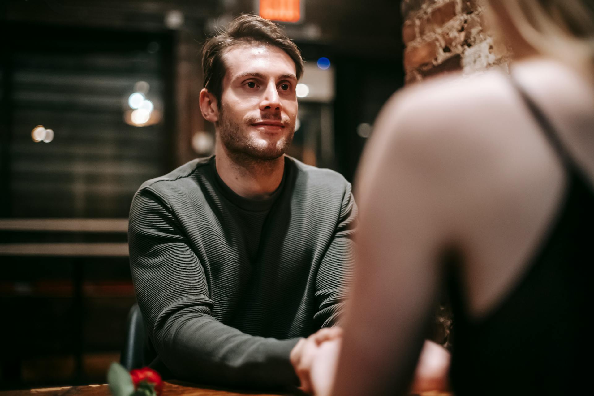 Ein Paar beim Essen in einem Restaurant | Quelle: Pexels