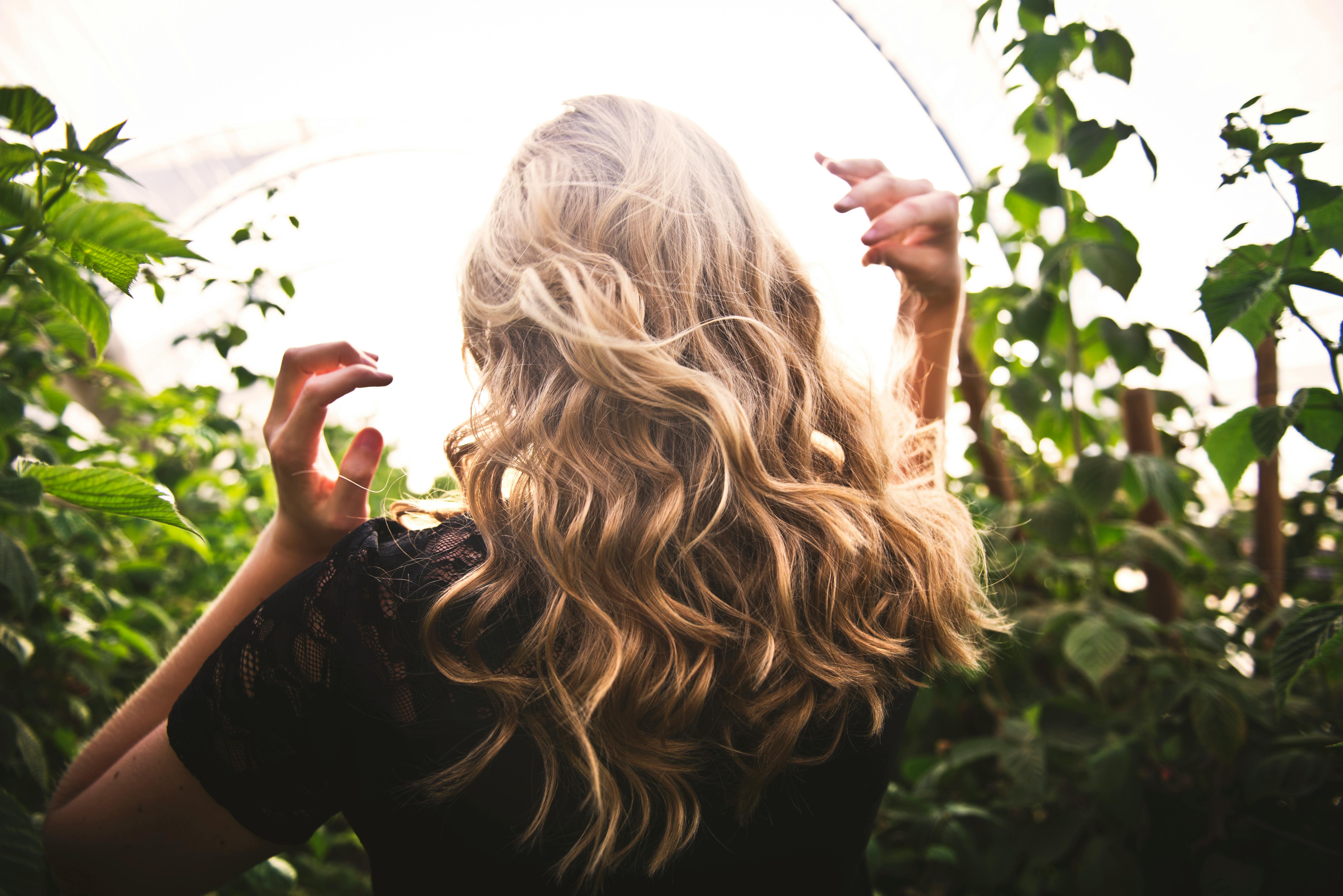 Die Rückansicht auf eine blonde Frau | Quelle: Pexels