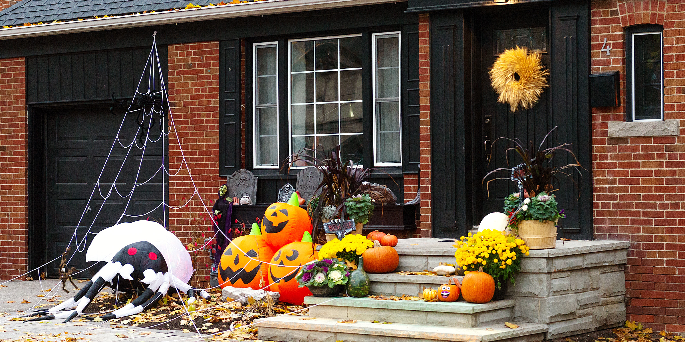 Halloween-Dekoration auf einer Veranda | Quelle: Shutterstock
