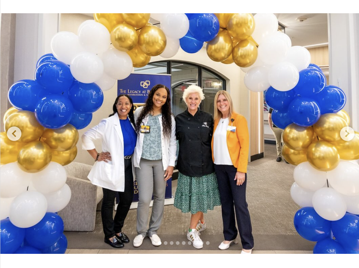 Anne Burrell ist mit Mitarbeitern des CareRite Centers auf einem Foto zu sehen, das am 11. Juni 2025 geteilt wurde | Quelle: Instagram/careritecenters