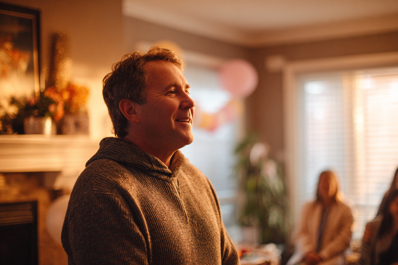 Ein Mann steht in seinem Haus | Quelle: Midjourney