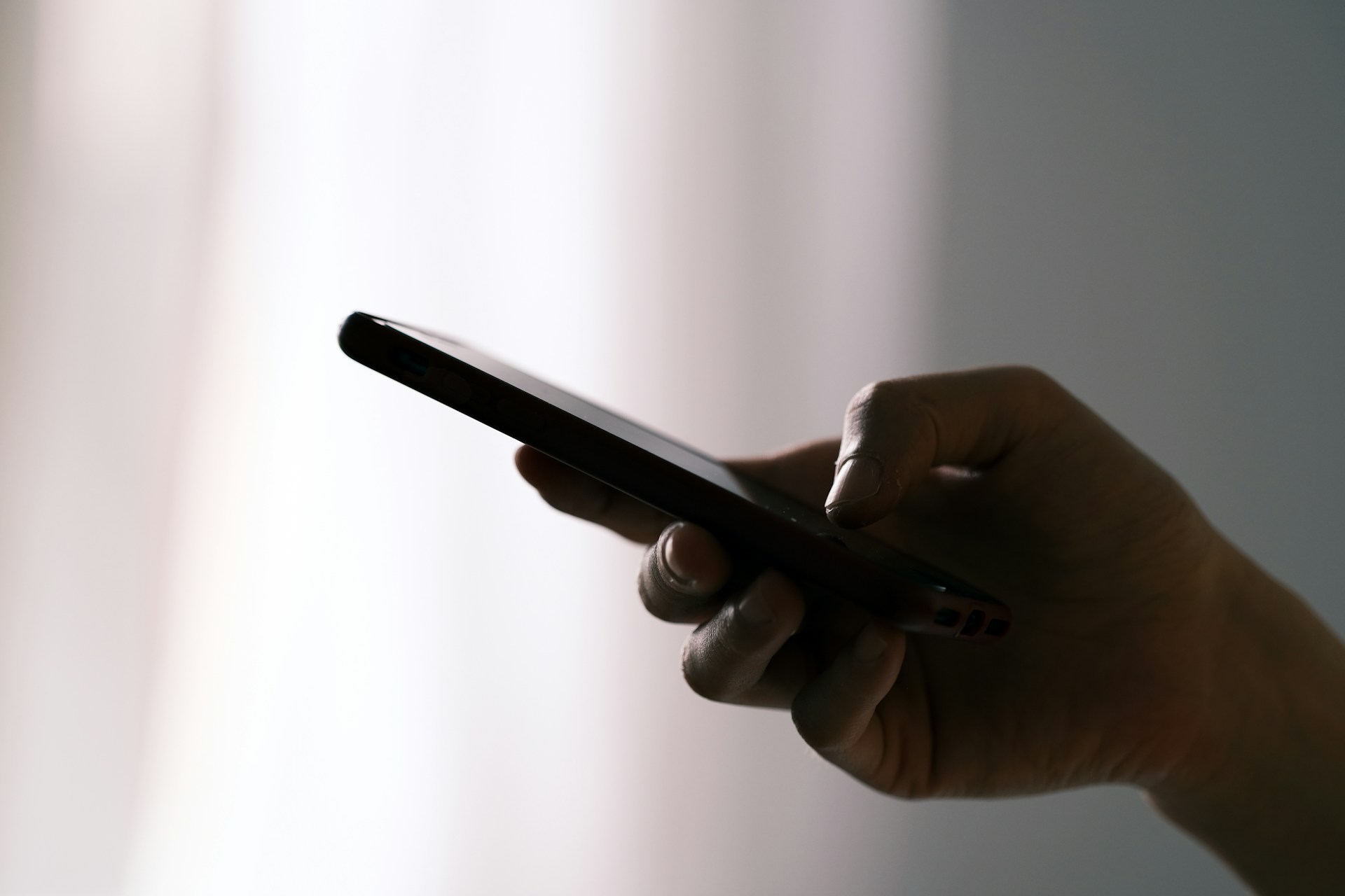 Eine Frau benutzt ihr Handy | Quelle: Unsplash