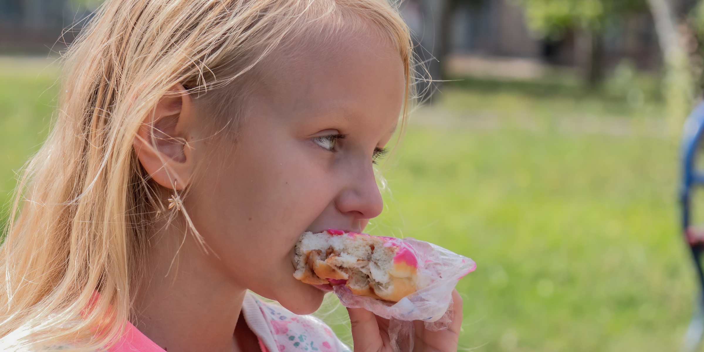 Ein kleines Mädchen isst einen Donut | Quelle: Shutterstock