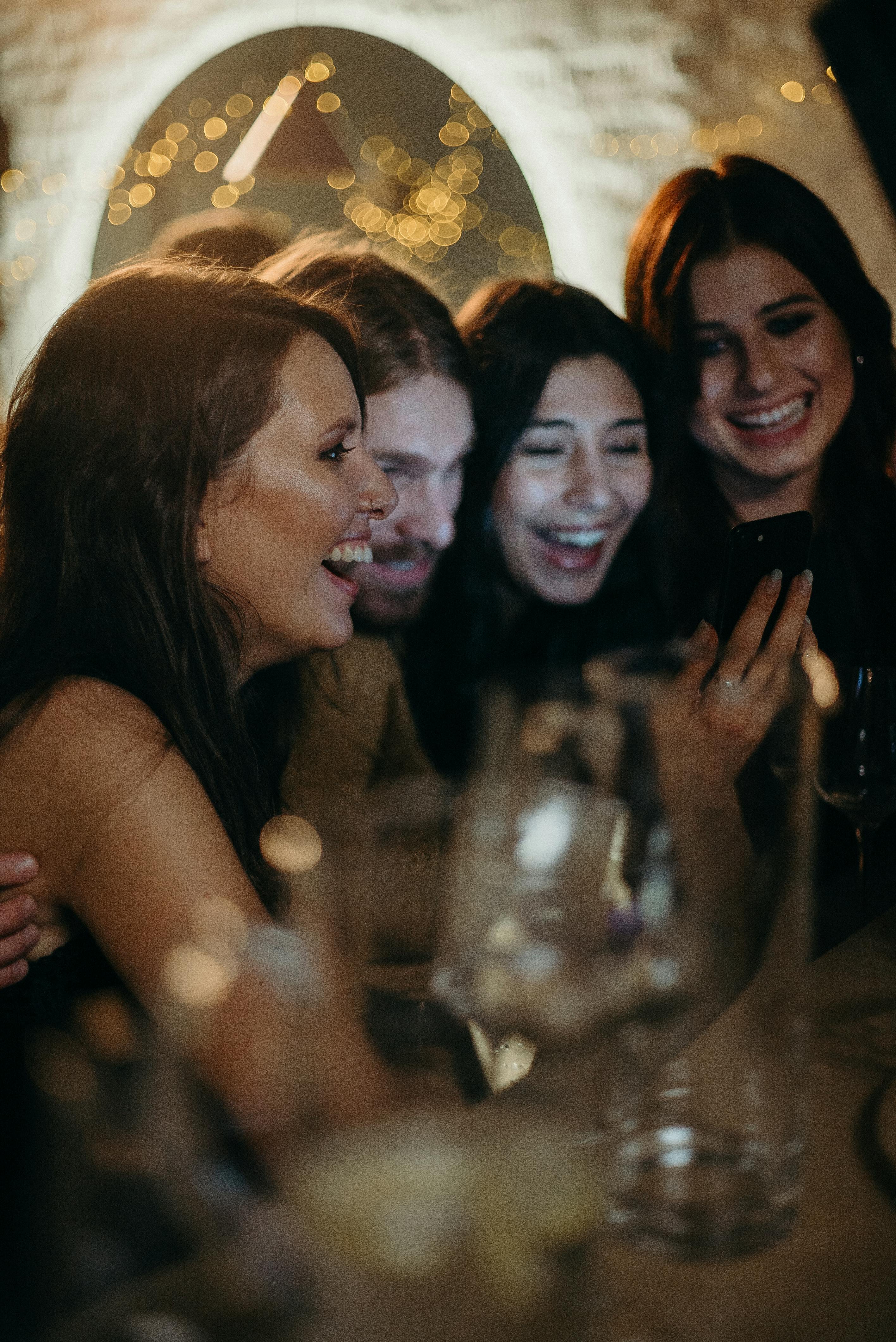 Mehrere lachende Menschen | Quelle: Pexels