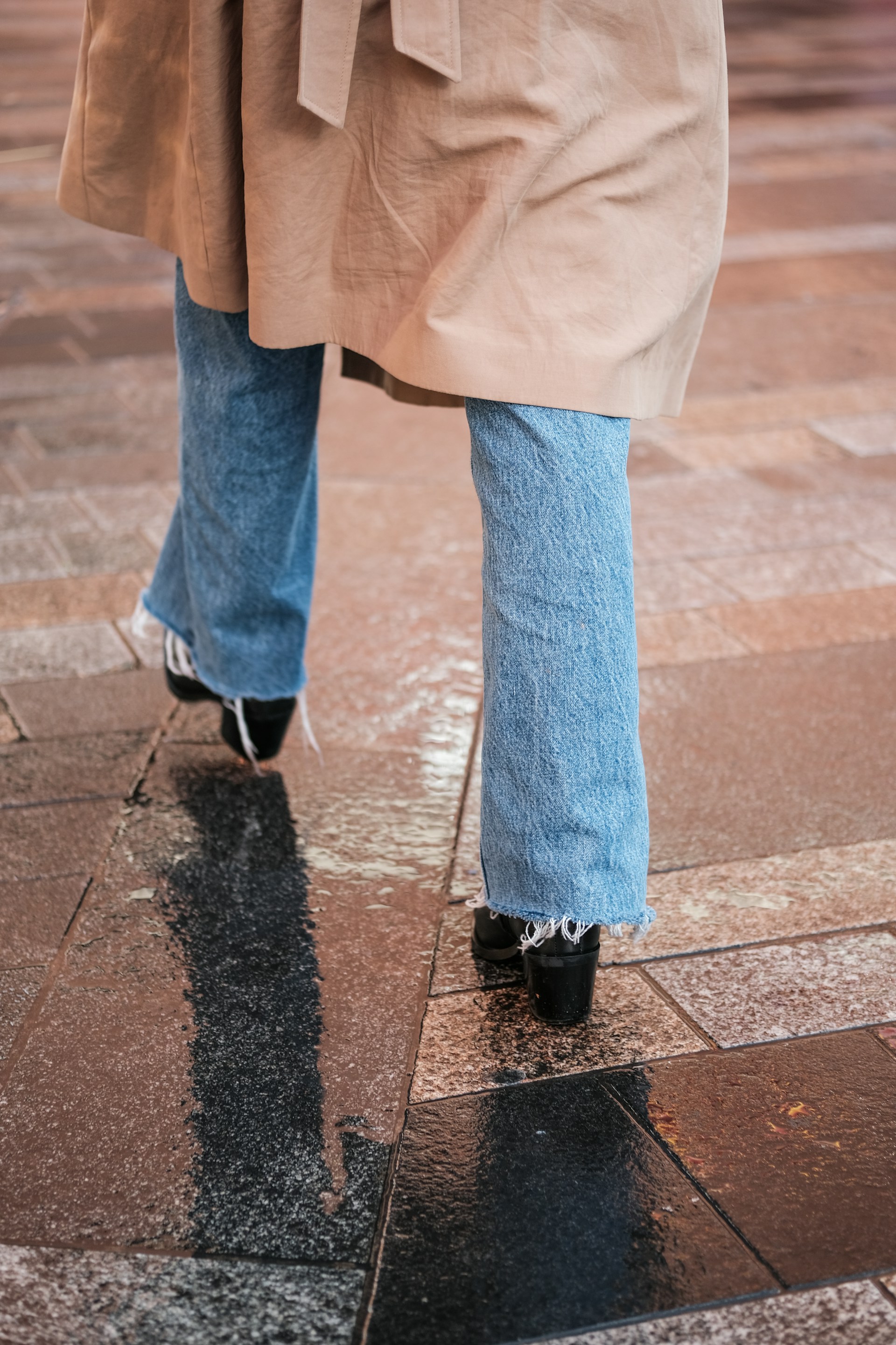 Eine Frau, die auf Beton läuft | Quelle: Unsplash