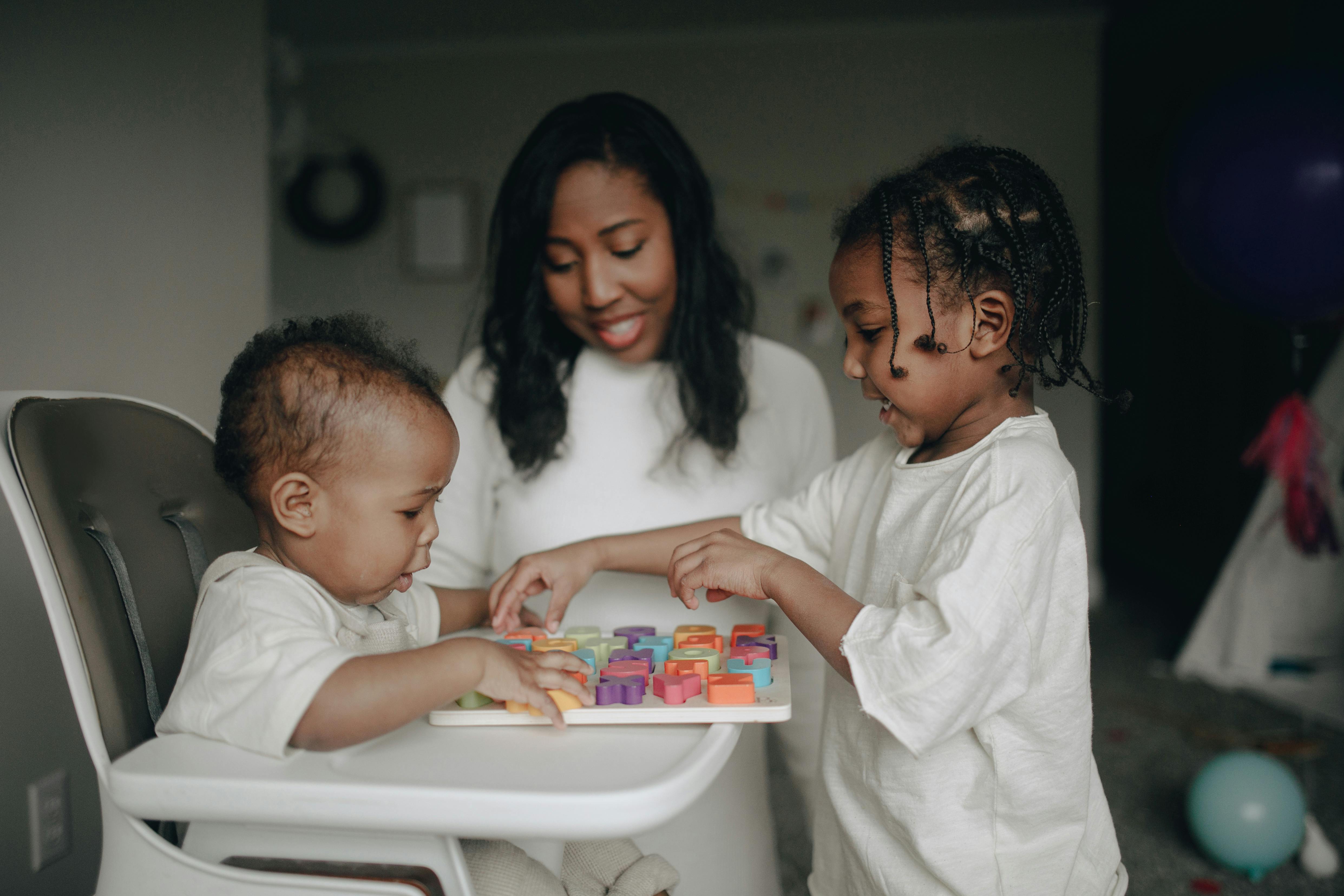 Eine Frau im Umgang mit zwei Kindern | Quelle: Pexels